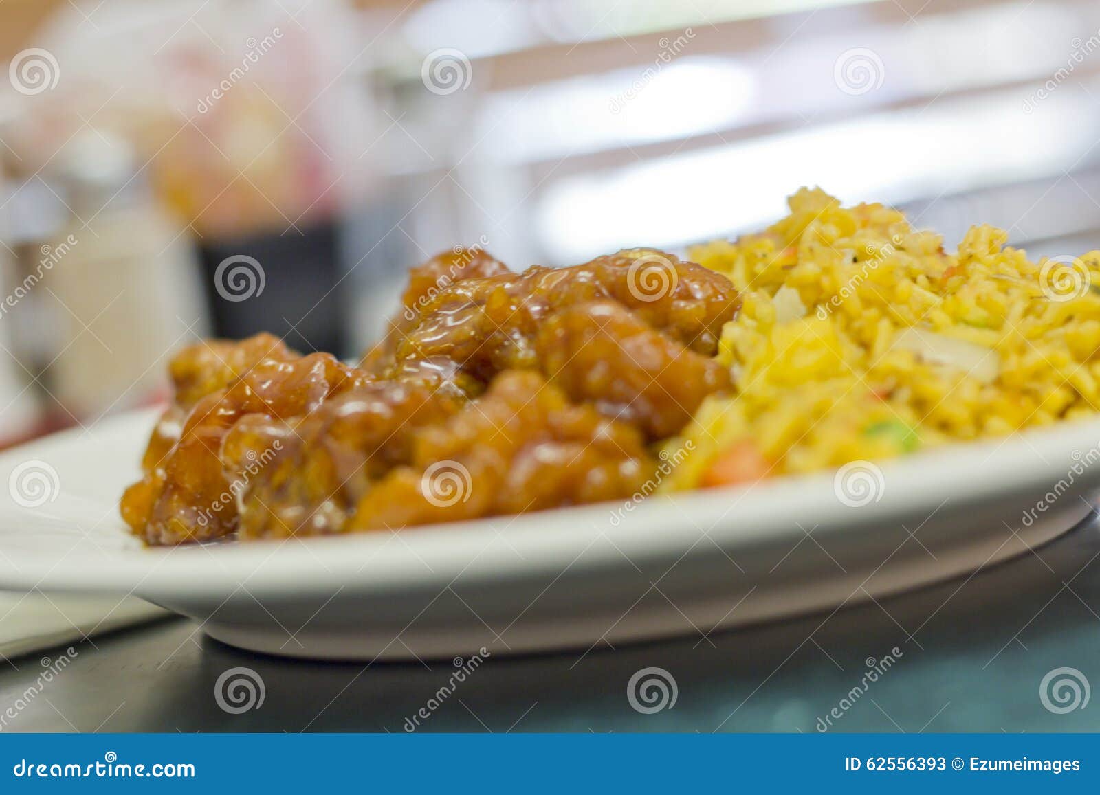 Allgemeines TSO-Huhn. Huhn heißen und würzigen chinesischen allgemeinen Tsos mit gebratenem Reis