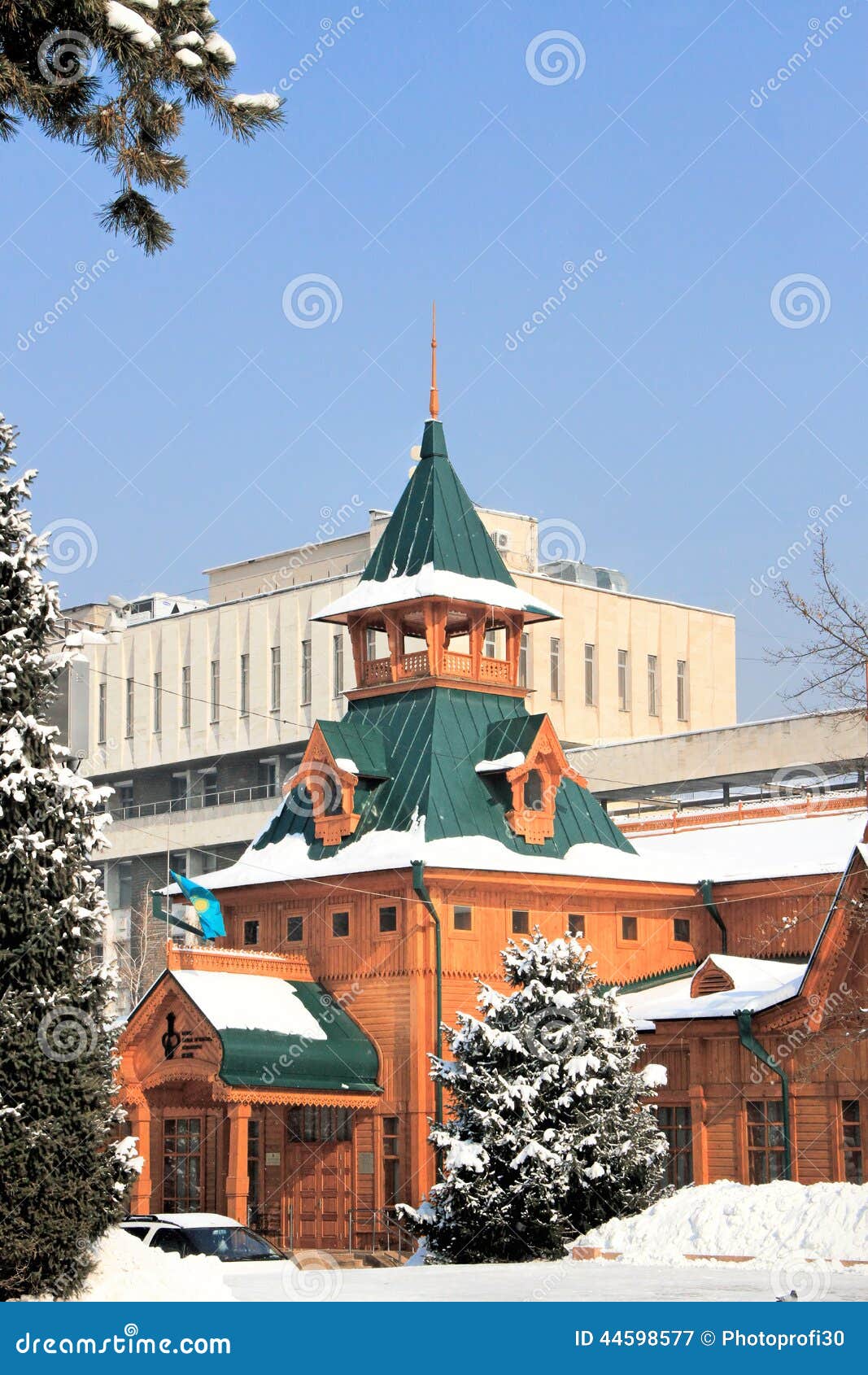 Museo de instrumentos musicales nacionales, Almaty, Kazajistán Este edificio de madera fue erigido en 1908