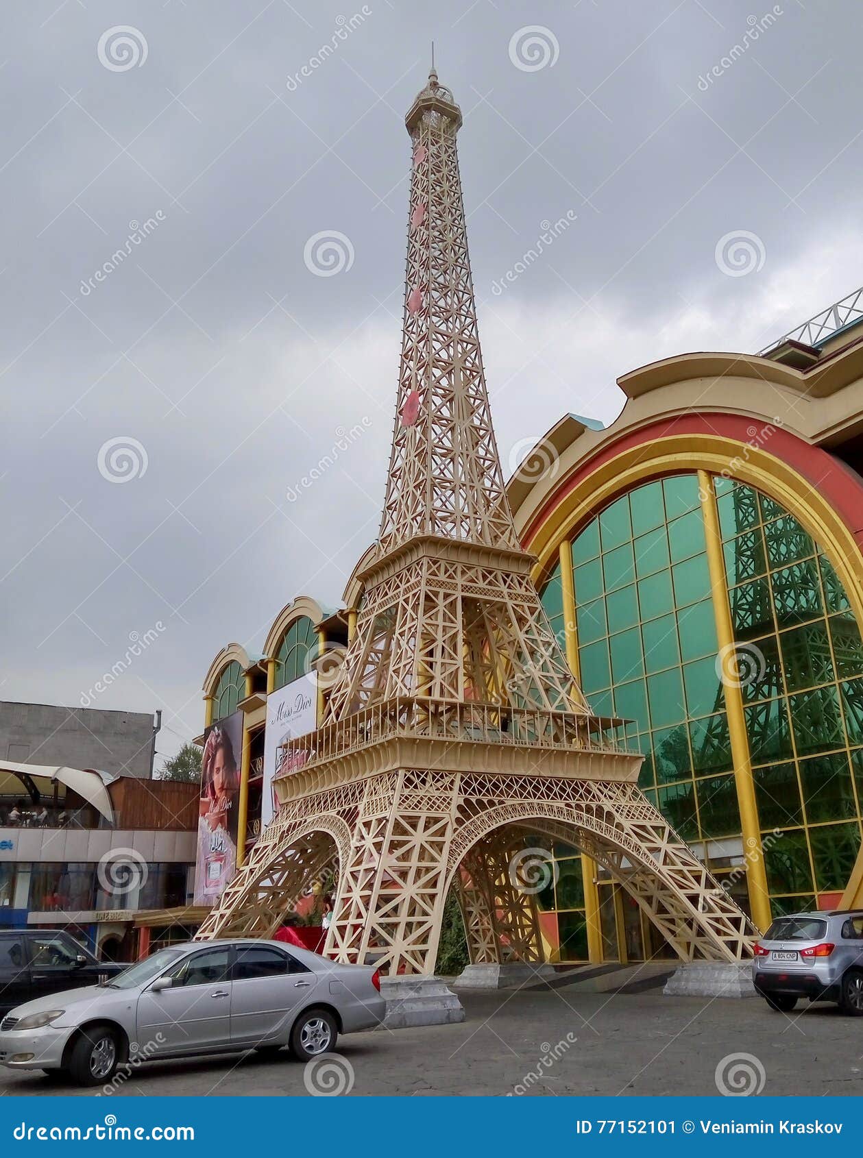 Almaty - kopia av Eiffeltorn. ALMATY KASAKHSTAN - SEPTEMBER 12, 2016: Förminskande kopia av Eiffeltorn på gatan Furmanova Almaty är den största staden i Kasakhstan och var country&#x27en; s-huvudstad till 1997