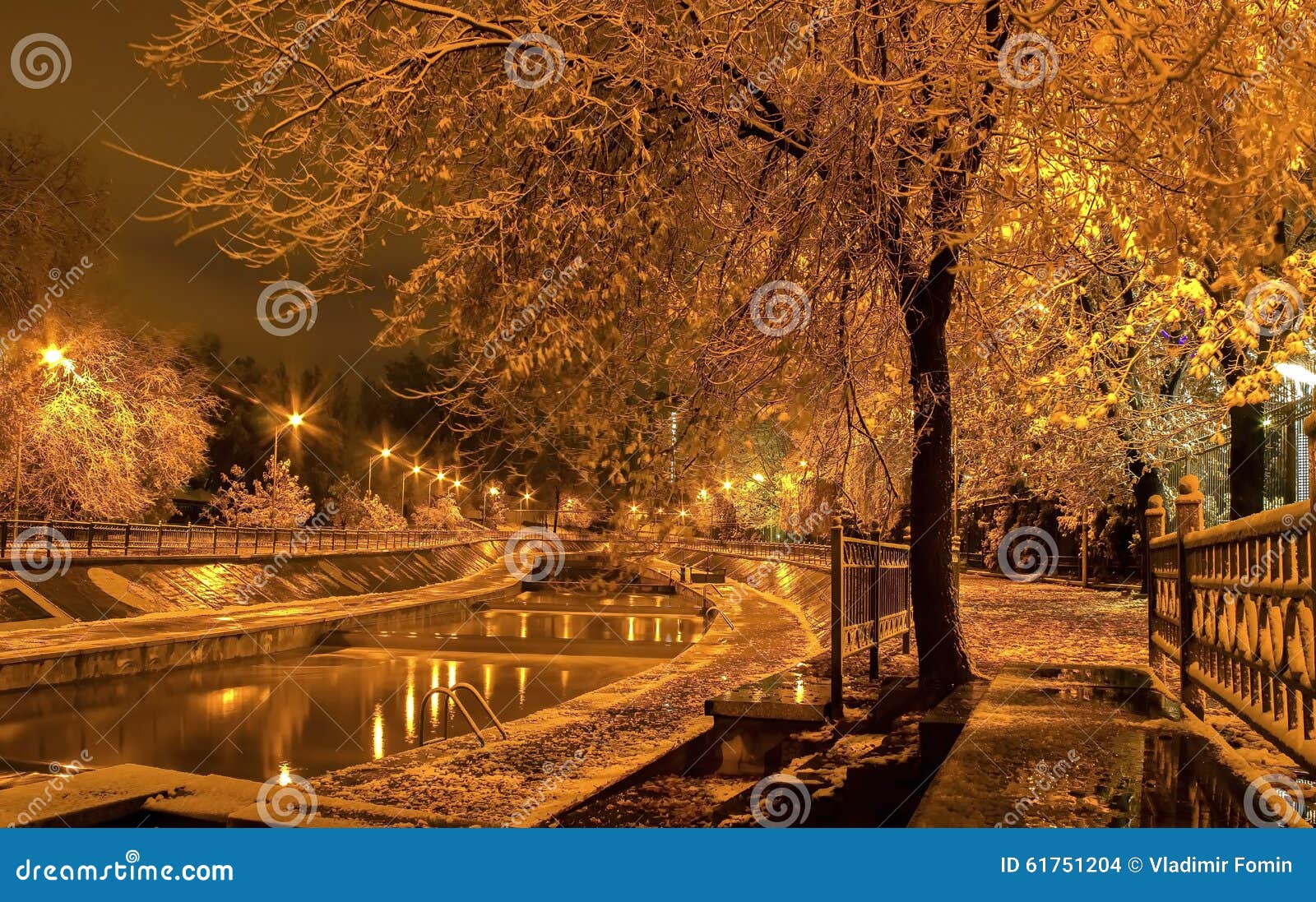 Almaty-Stadt. Esentai River fließt von den Bergen, durch die Stadt von Almaty, Nacht
