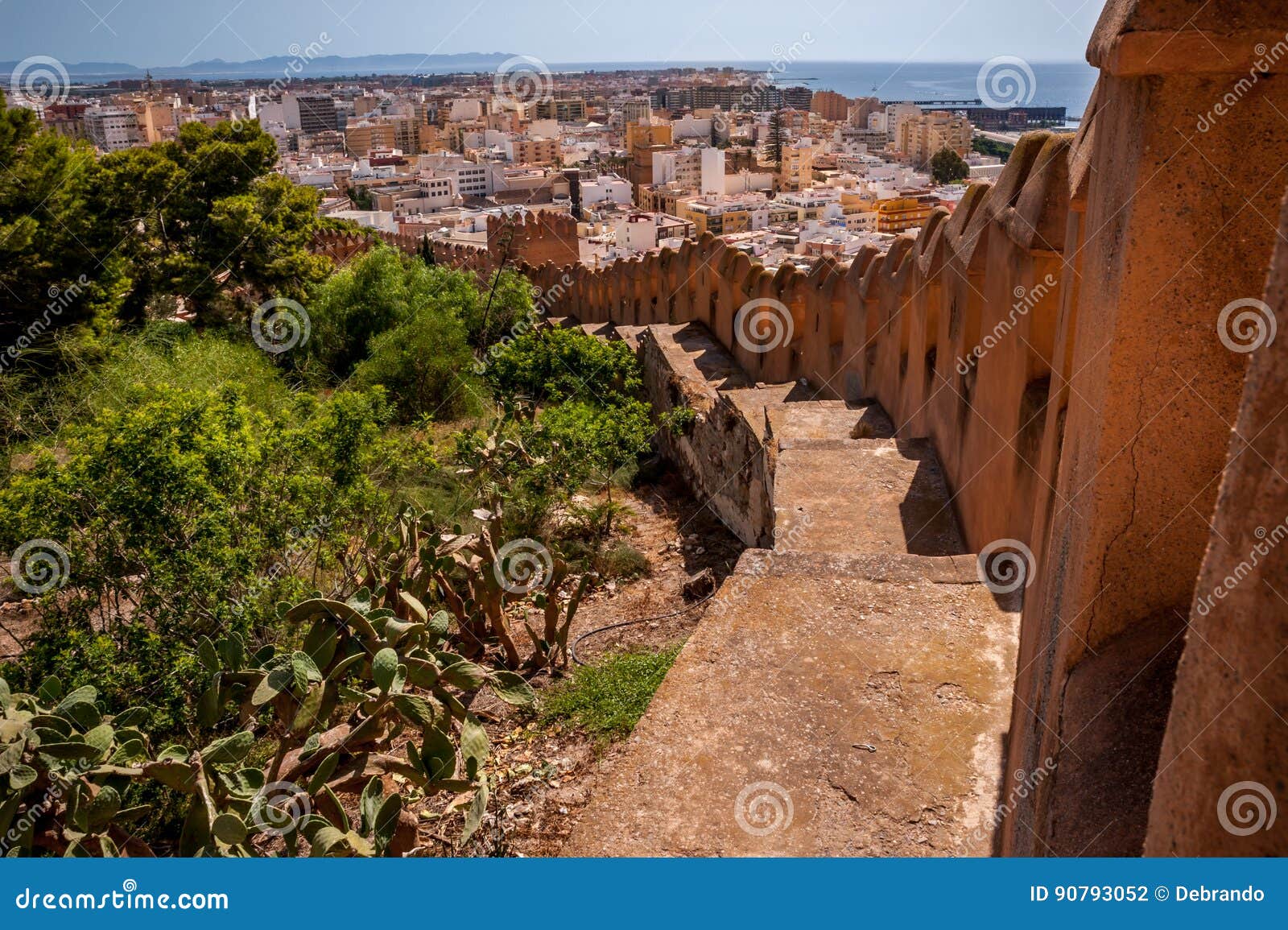 Muren van Almeria Castle en de stad