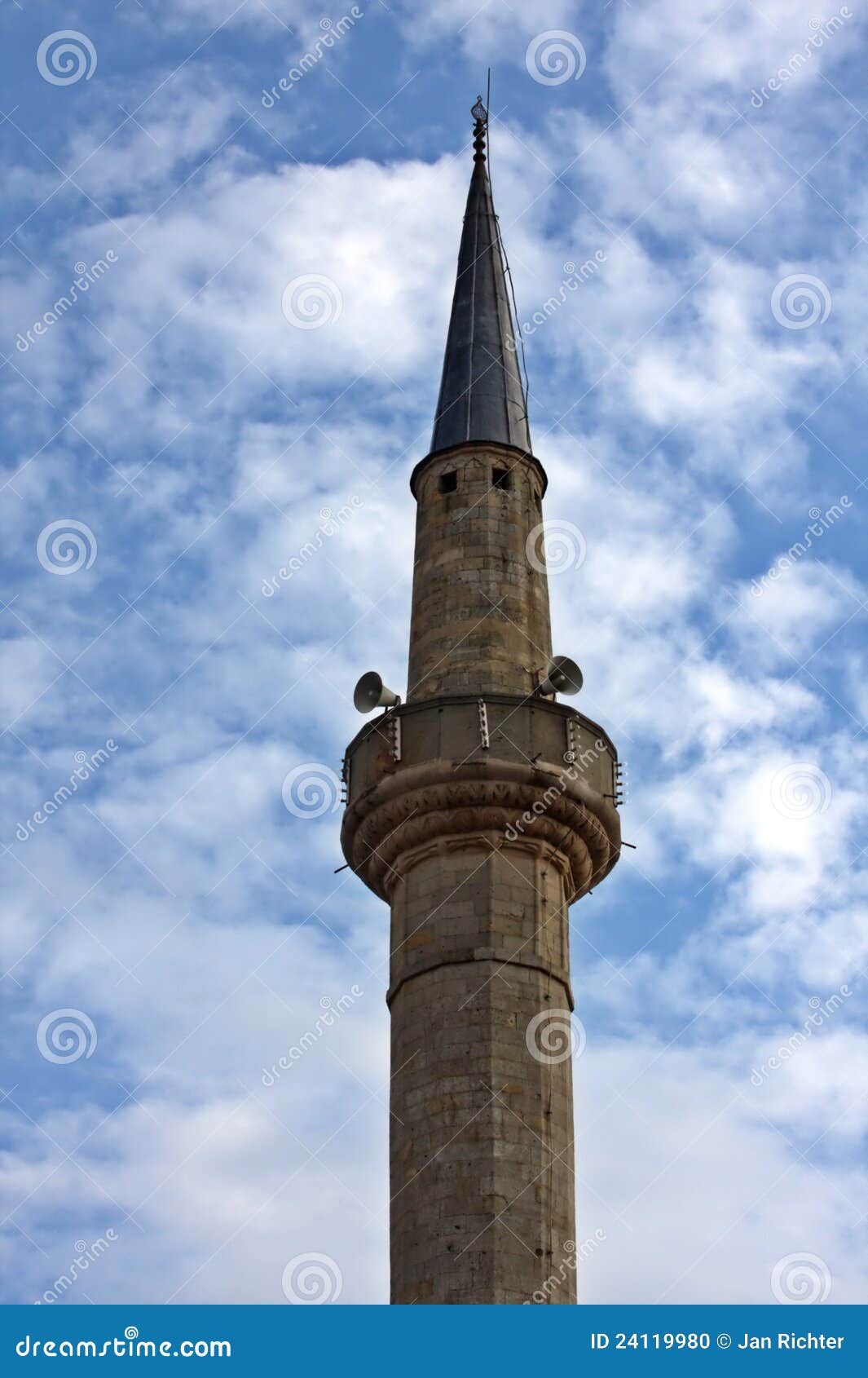 Alminar con el cielo azul. Un alminar de la mezquita azul con el cielo azul con las nubes en el fondo