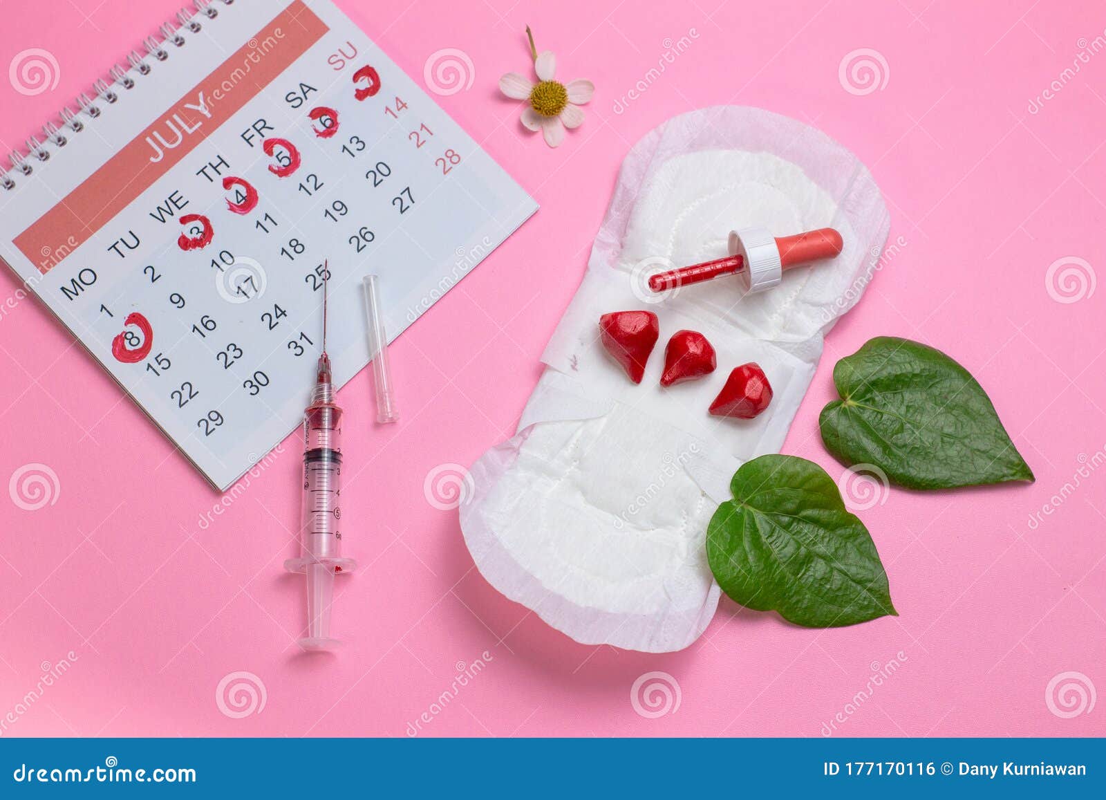 Almofadas Da Menstruação Com Os Grânulos Vermelhos Como Gotas No Fundo  Cor-de-rosa, Dias Críticos Do Sangue Das Mulheres, Ciclo G Foto de Stock -  Imagem de dias, madeireiras: 152643002