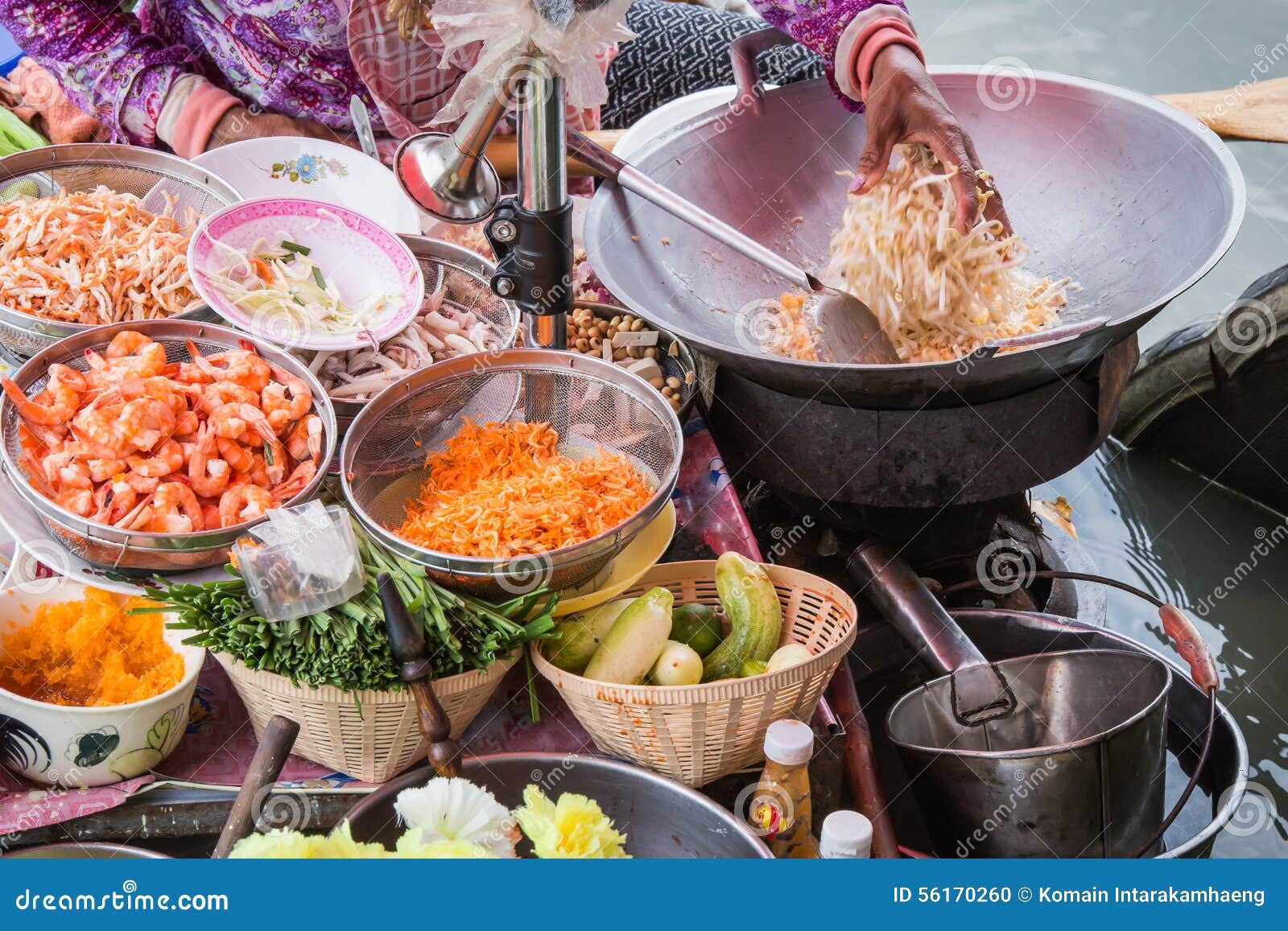 Almofada tailandesa. Acolchoe o cozimento tailandês no barco no mercado de flutuação de Amphawa