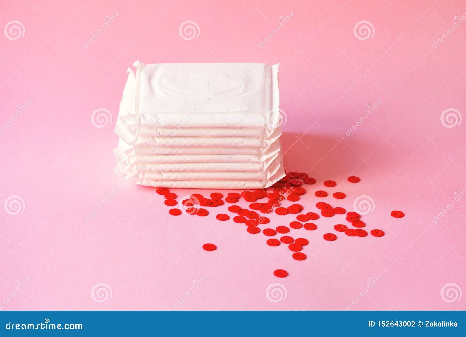 Almofadas Da Menstruação Com Os Grânulos Vermelhos Como Gotas No Fundo  Cor-de-rosa, Dias Críticos Do Sangue Das Mulheres, Ciclo G Foto de Stock -  Imagem de dias, madeireiras: 152643002