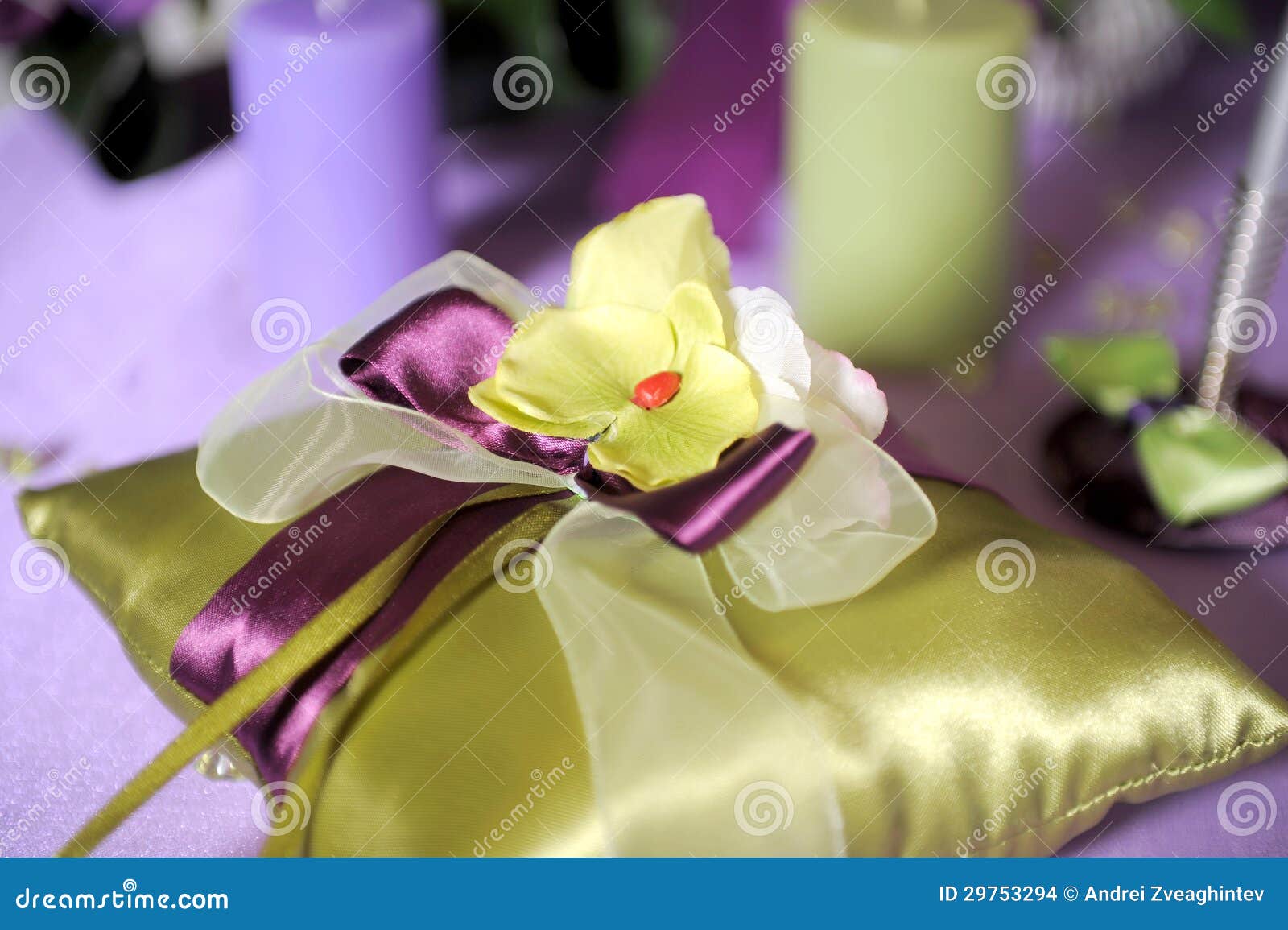 Almohada para los anillos de bodas con la flor de la orquídea