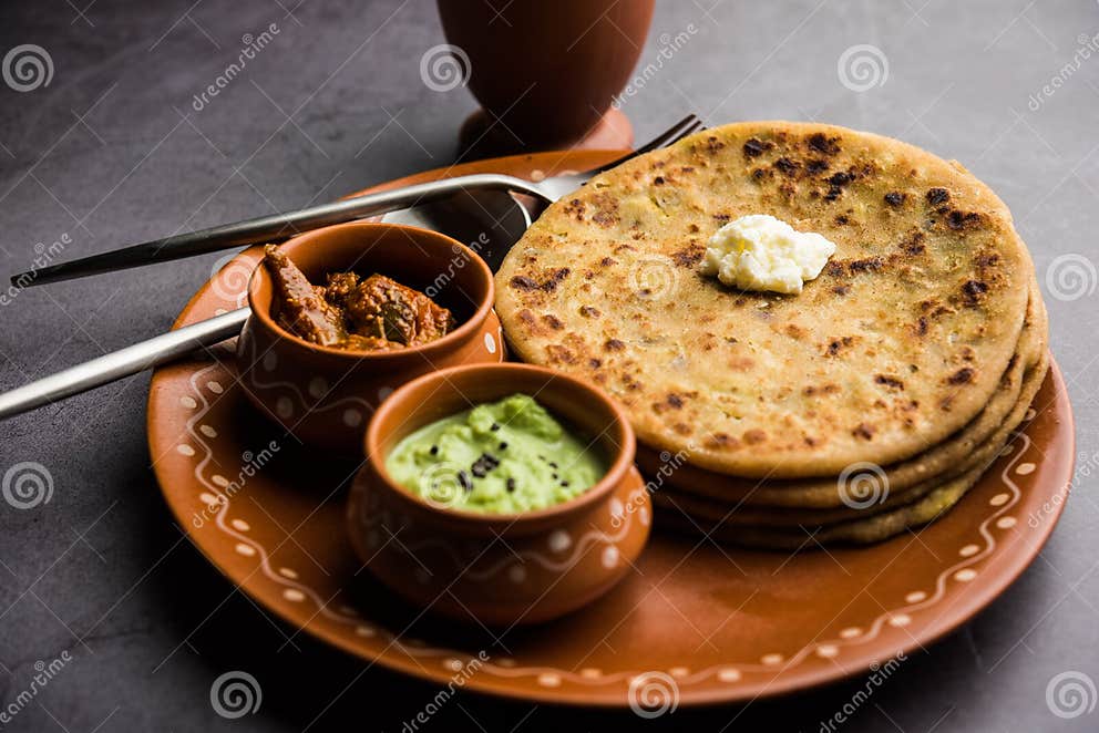 Aloo Paratha / Indisches Kartoffelbrot Serviert Mit Frischem Lassi ...