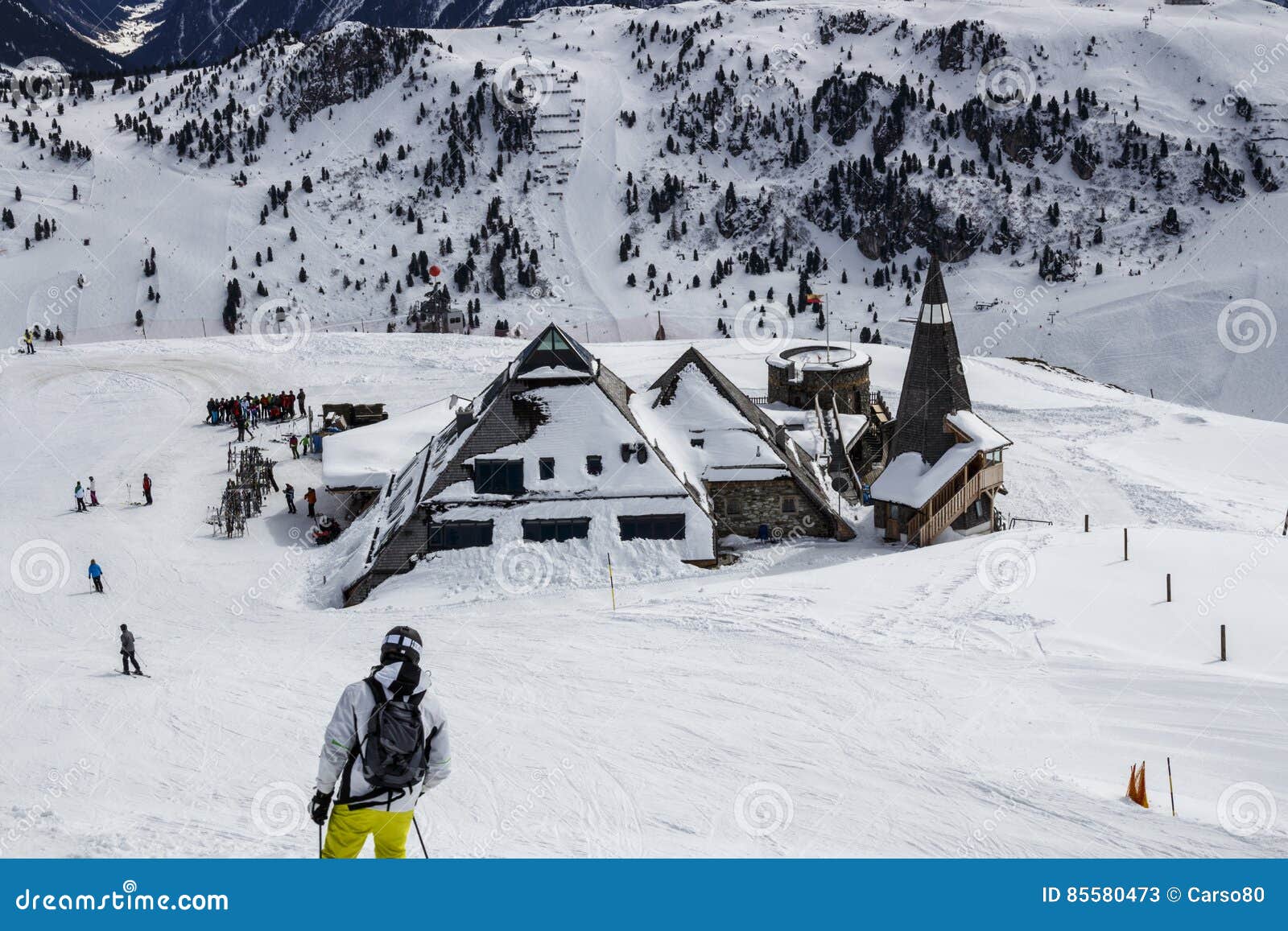 Alpi di Tuxer in Austria, 2015. Casetta e ristorante dello sci vicino a Penkenjoch nel Tirolo, Austria