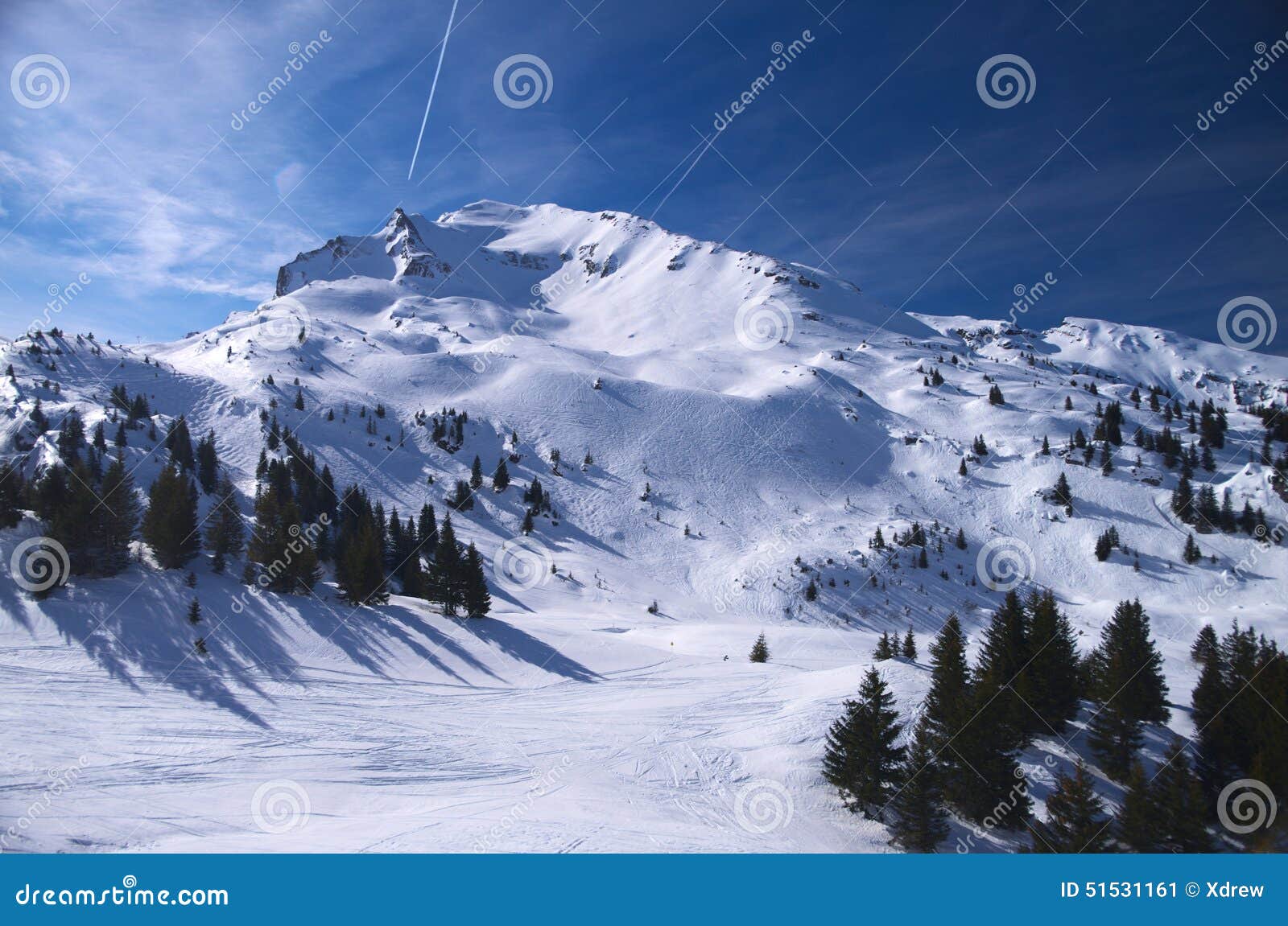 Alpiner Skiort. Ansicht über hohe schneebedeckte Berge des Skiorts, französische Alpen, Avoriaz März 2015