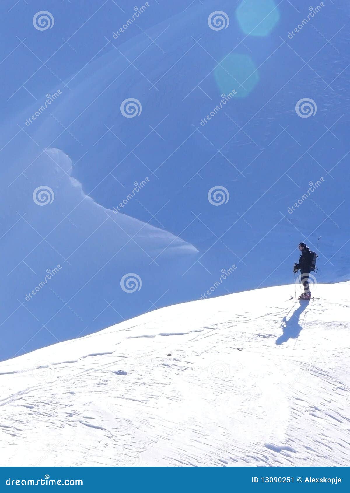 Alpinismo del pattino o corsa con gli sci del paese trasversale nelle alpi svizzere