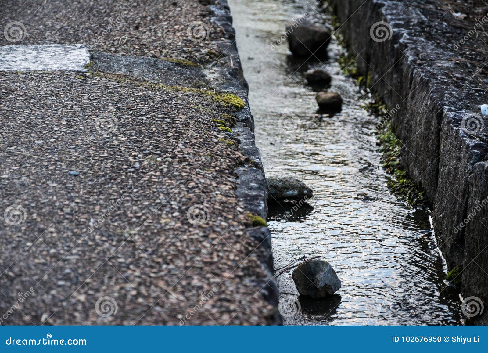 Alpondras. Rochas no córrego pela estrada