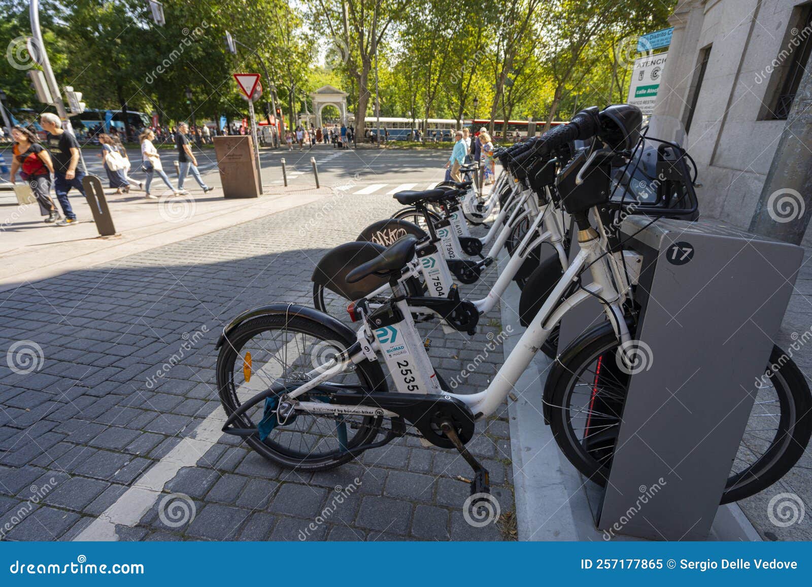 Psiquiatría Acurrucarse promedio Alquiler De Bicicletas Eléctricas En Madrid Spain Imagen editorial - Imagen de turista, conducir: 257177865 Psiquiatría Acurrucarse promedio Alquiler De Bicicletas Eléctricas En Madrid Spain Imagen editorial - Imagen de turista, conducir: 257177865