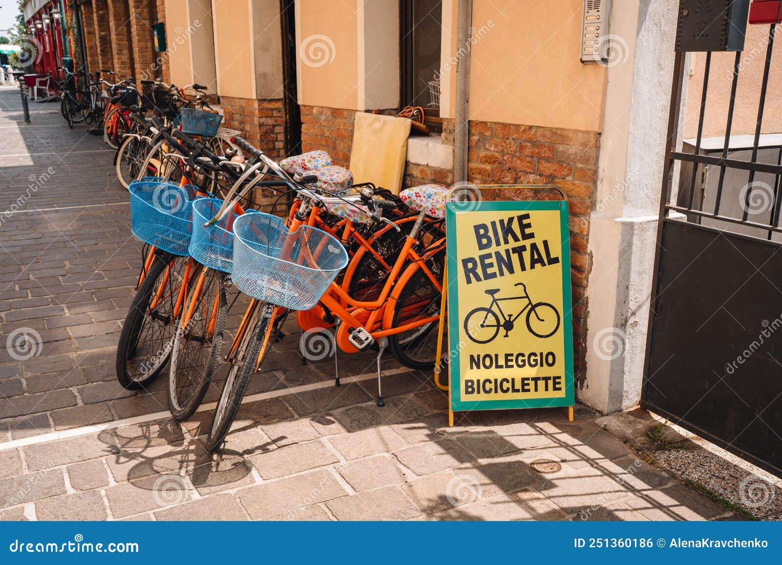 Alquiler De Bicicletas Estacionadas Por Señalización De Tienda En Lido  Island Venice Italy Foto editorial - Imagen de calle, colorido: 251360186