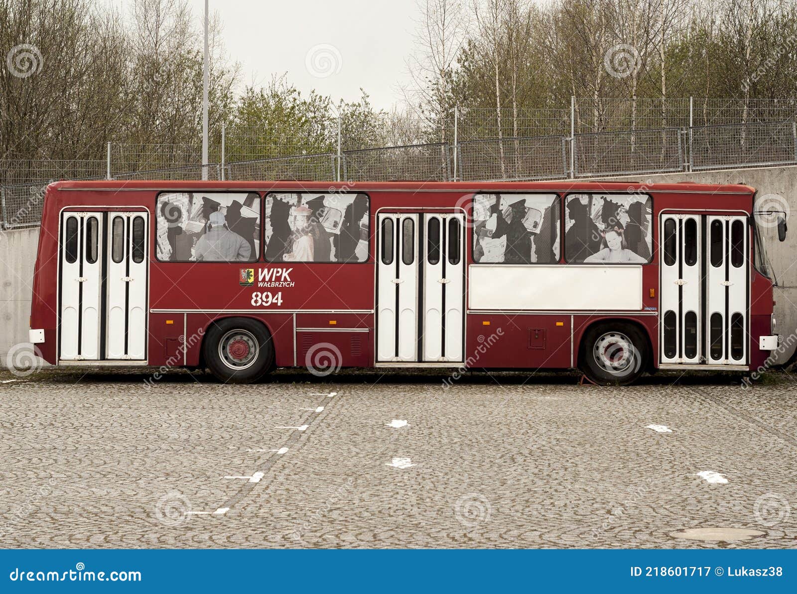 Alt Bus Gegliedert Auto Versiegelt Fenster Groß Räder Rot Farbe Aufkleber  Weiß Gefaltet Türen Redaktionelles Stockfotografie - Bild von erzeugung,  farbe: 218601717