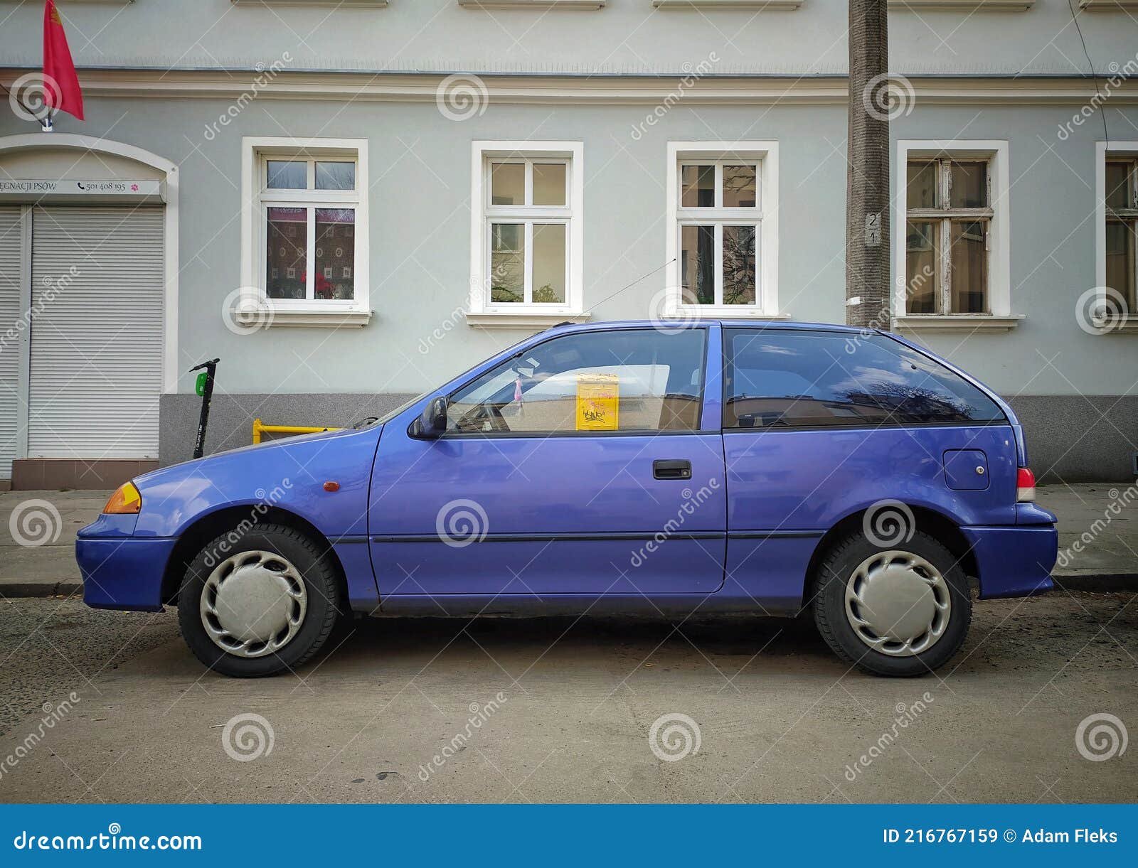 Alt Klassisch Klein Auto Blau Suzuki Swift Geparkt Redaktionelles Stockbild  - Bild von umgebung, leuchte: 216767159