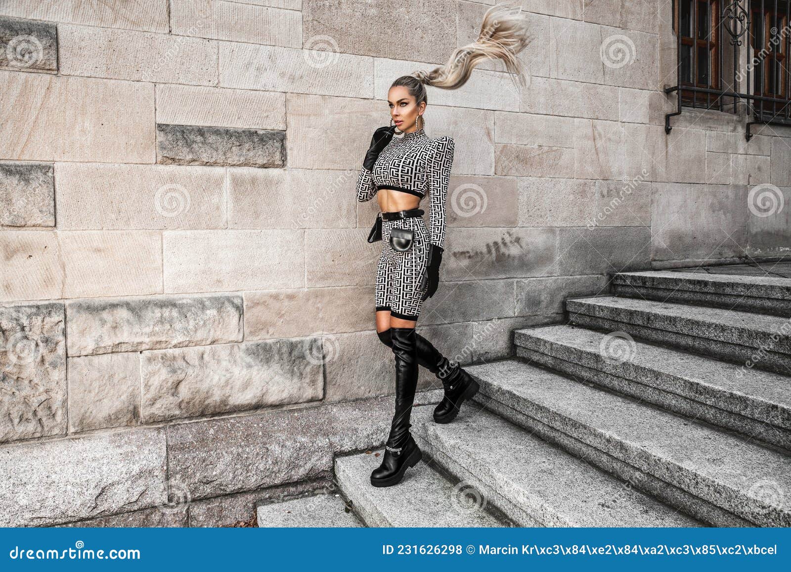 Alta Costura. Mujer Sexy Con Atuendo Elegante Y Botas De Moda Está