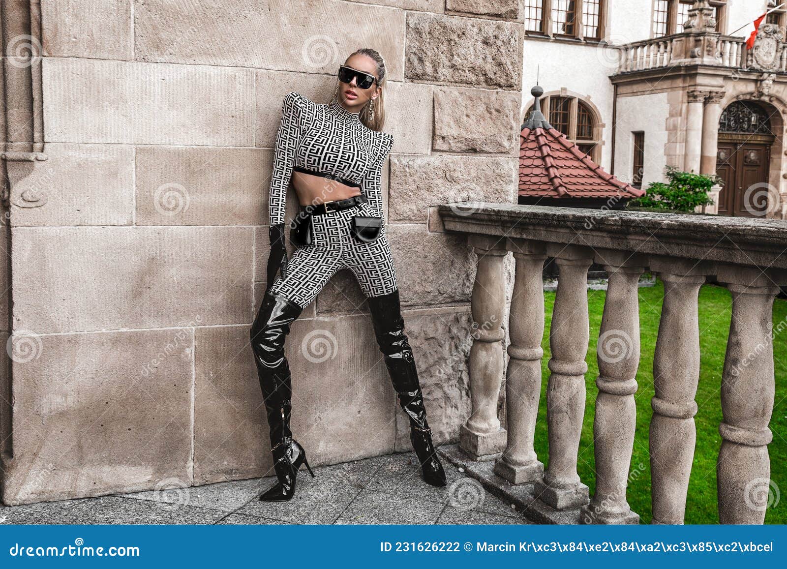 Alta Moda. Mulher Sexy Em Roupas Elegantes E Botas Na Moda Está