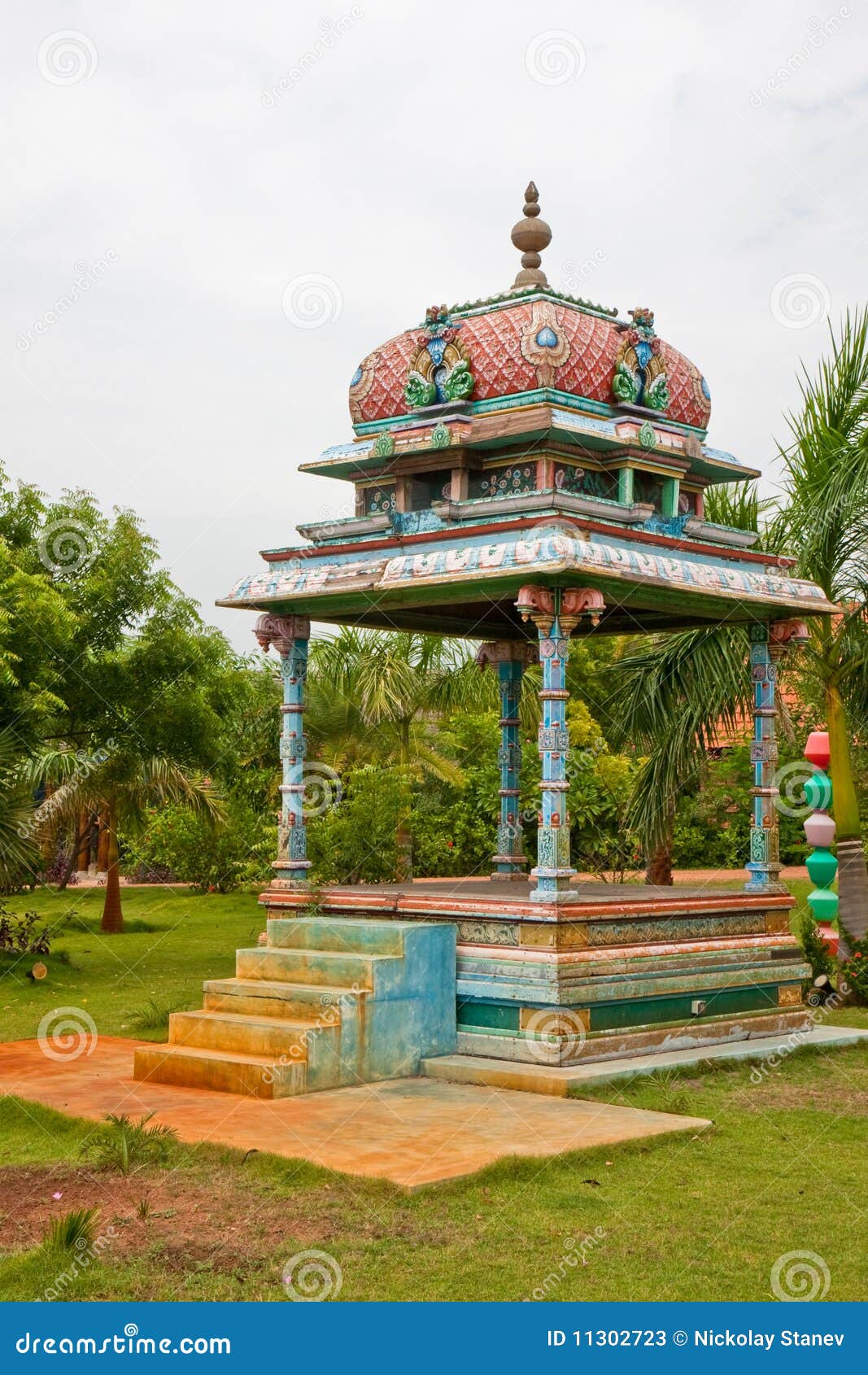 Altar im Garten einer tropischen Rücksortierung in Tamil Nadu, Indien.