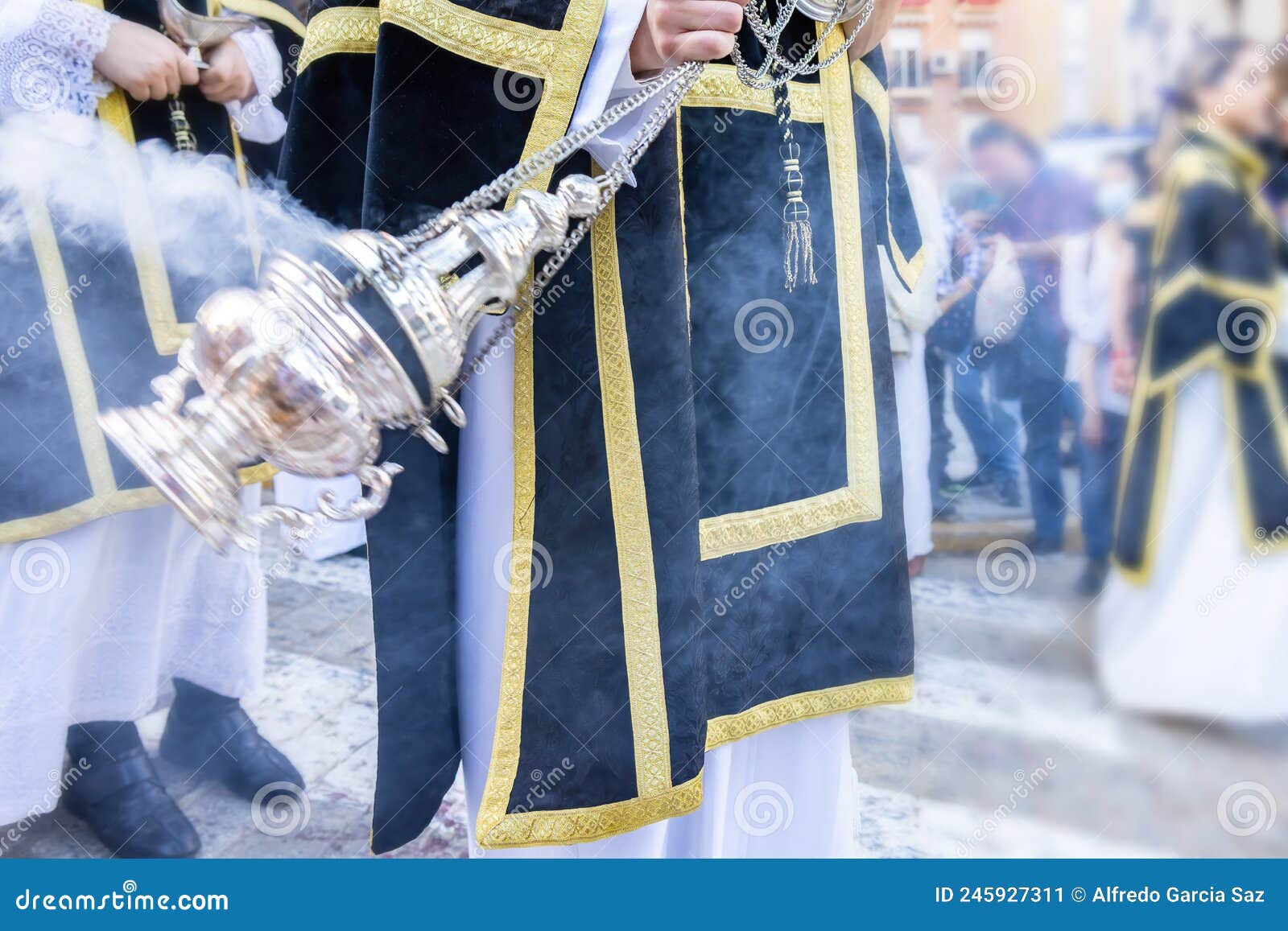 Altar Boy Mirando Con Una Cuchara Incienso Plata Incensario Durante:  fotografía de stock © YAYImages #260261132