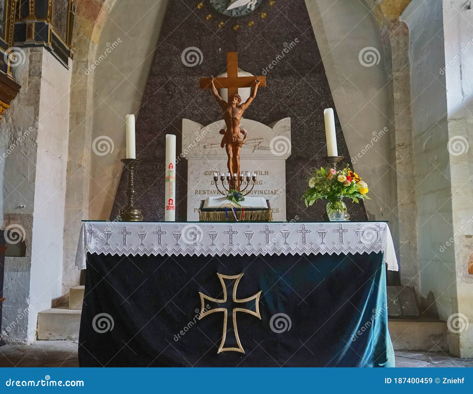 Altar De La Iglesia De La Mansión Con Una Vela Crucifijo Y Blanca Imagen de  archivo editorial - Imagen de iglesia, edificio: 187400459