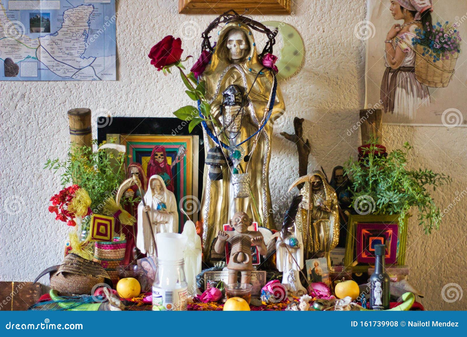 Altar De La Santa Muerte, Latinoamérica Foto de archivo - Imagen de  paganismo, vector: 161739908