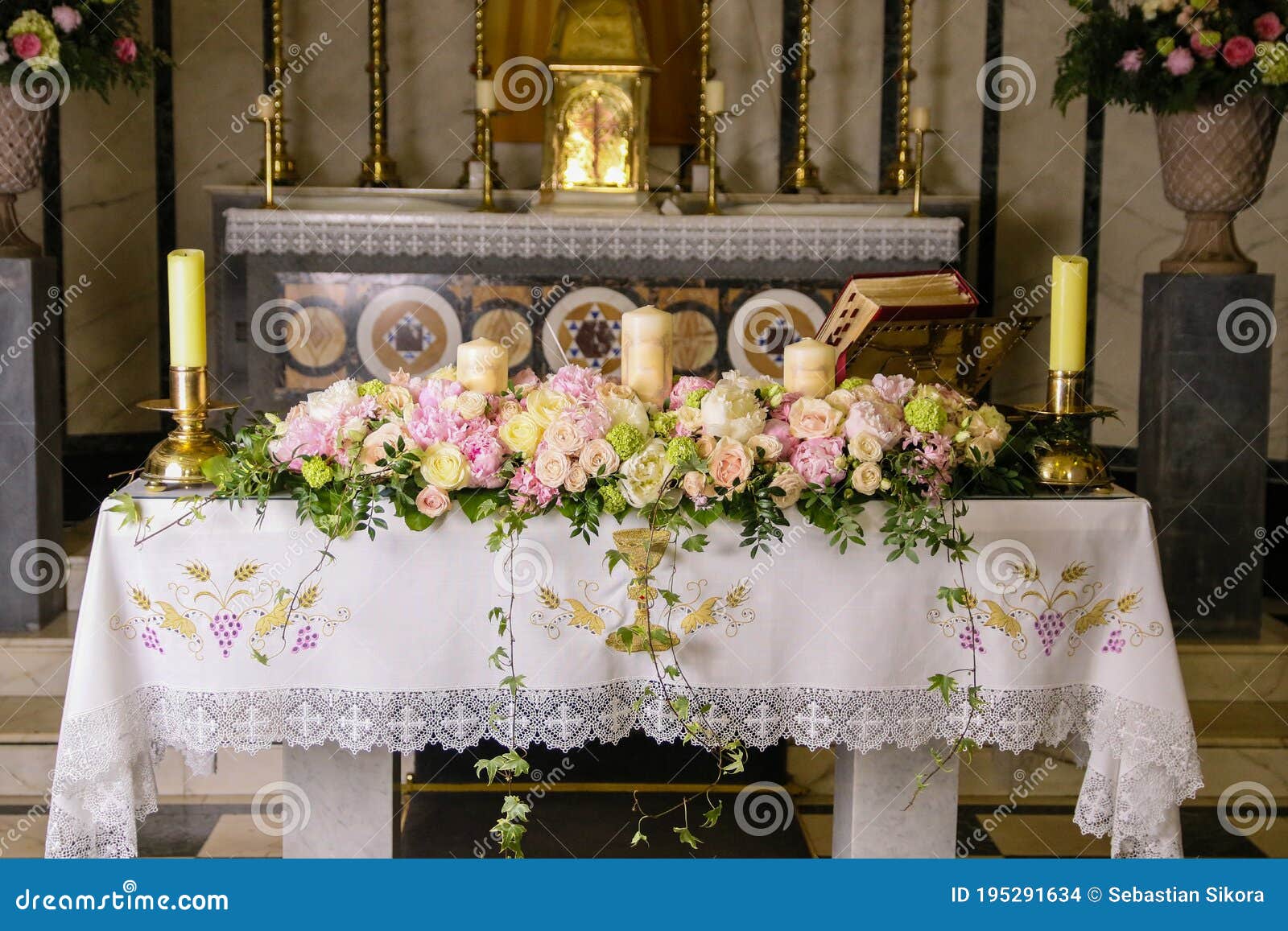 Altar Decorado Para La Ceremonia De Boda. Flores En La Iglesia Foto de  archivo - Imagen de elegante, cristiano: 195291634