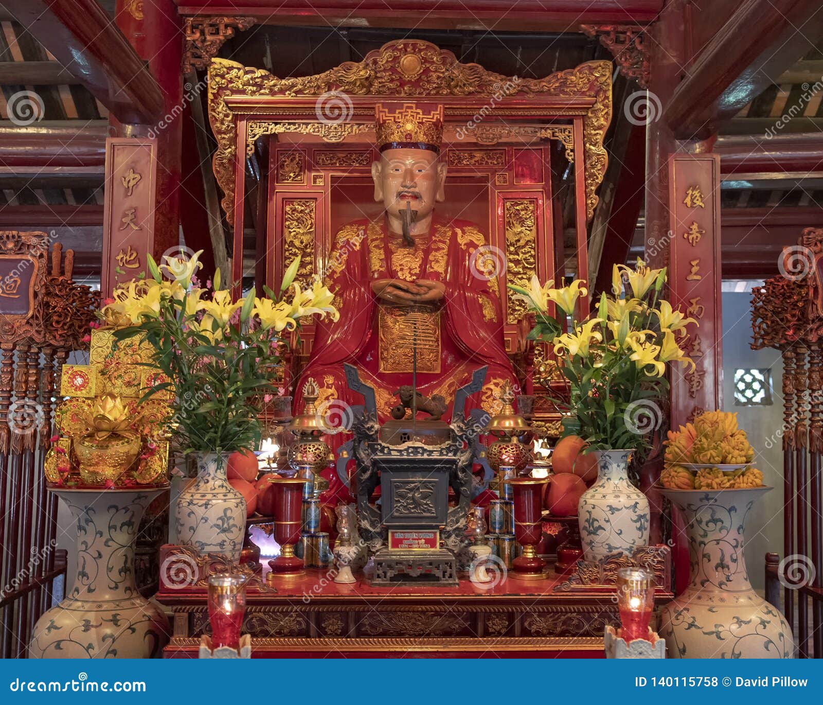 Altar für Anbetung Konfuzius in Gebäude Thuong Dien, 4. Hof, Tempel der Literatur, Hanoi, Vietnam. Pictured ist ein Altar für Anbetung von Konfuzius und von seinen Schülern im Thuong Dien gerade hinter dem Haus von Zeremonien im 4. Hof des Tempels der Literatur in Hanoi, Vietnam Konfuzius und seine vier nähsten Schüler Yanhui, Zengshen, Zisi und Mencius werden dort angebetet