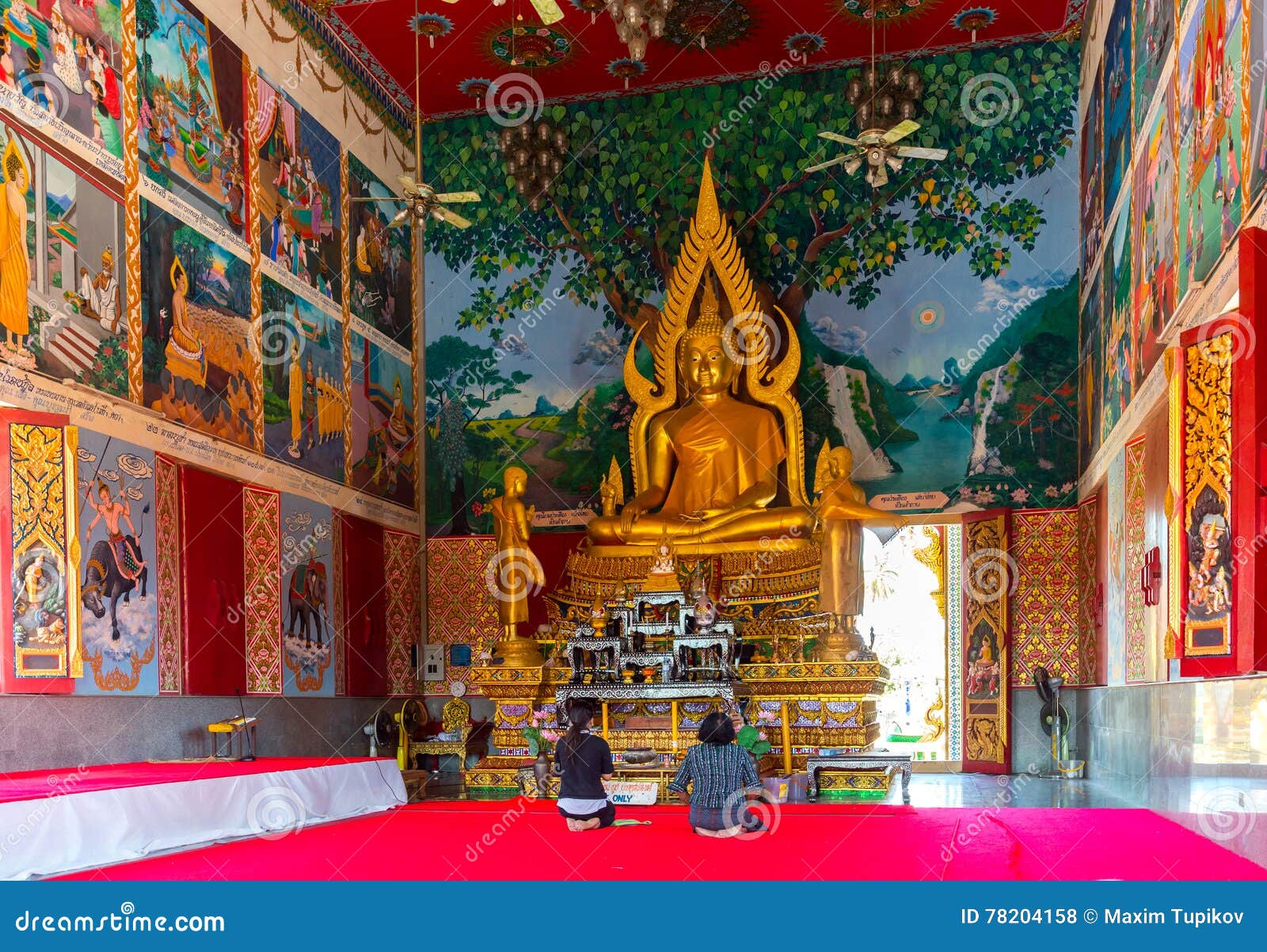 Внутреннее убранство православного и буддийского храма. Буддистский храм в Тайланде внутри. Алтарь в буддийском храме. Внутри буддийского храма алтарь Святой. Буддийский монастырь внутреннее убранство.