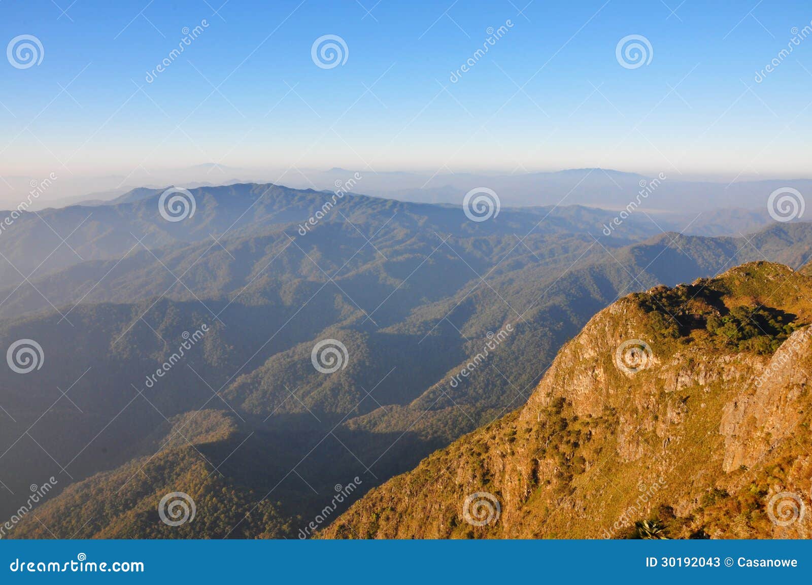 Valle Chiang Mai Tailandia de la montaña. Altas montañas en el área de Doi Inthanon, Chiang Mai, Tailandia