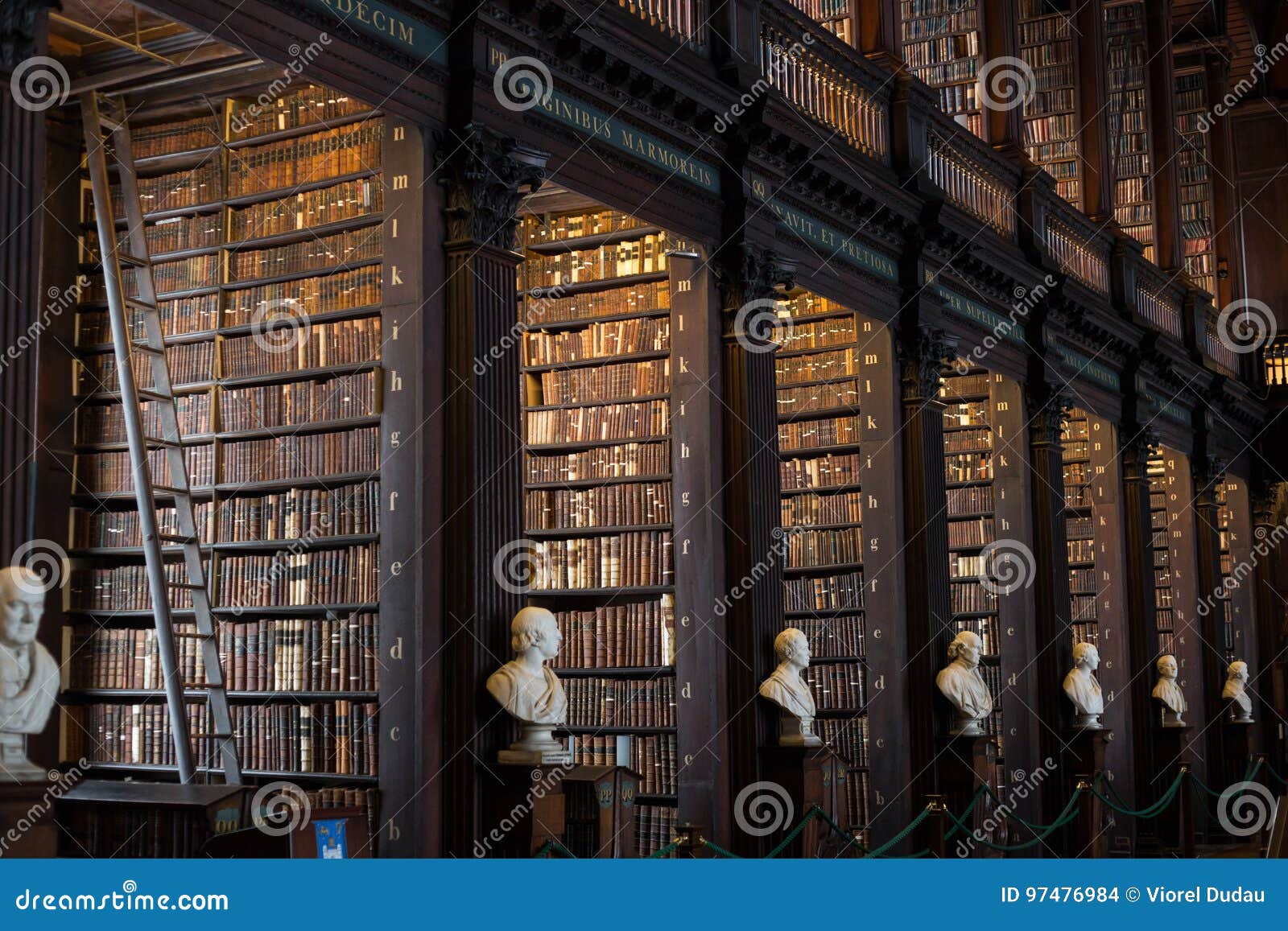 Alte Bibliothek Des Dreiheits Colleges Dublin Redaktionelles Stockbild Bild Von Akademisch Buch