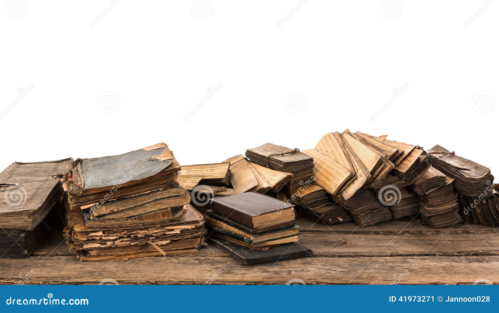 Alte Bücher der Weinlese auf Holztisch auf weißem Hintergrund