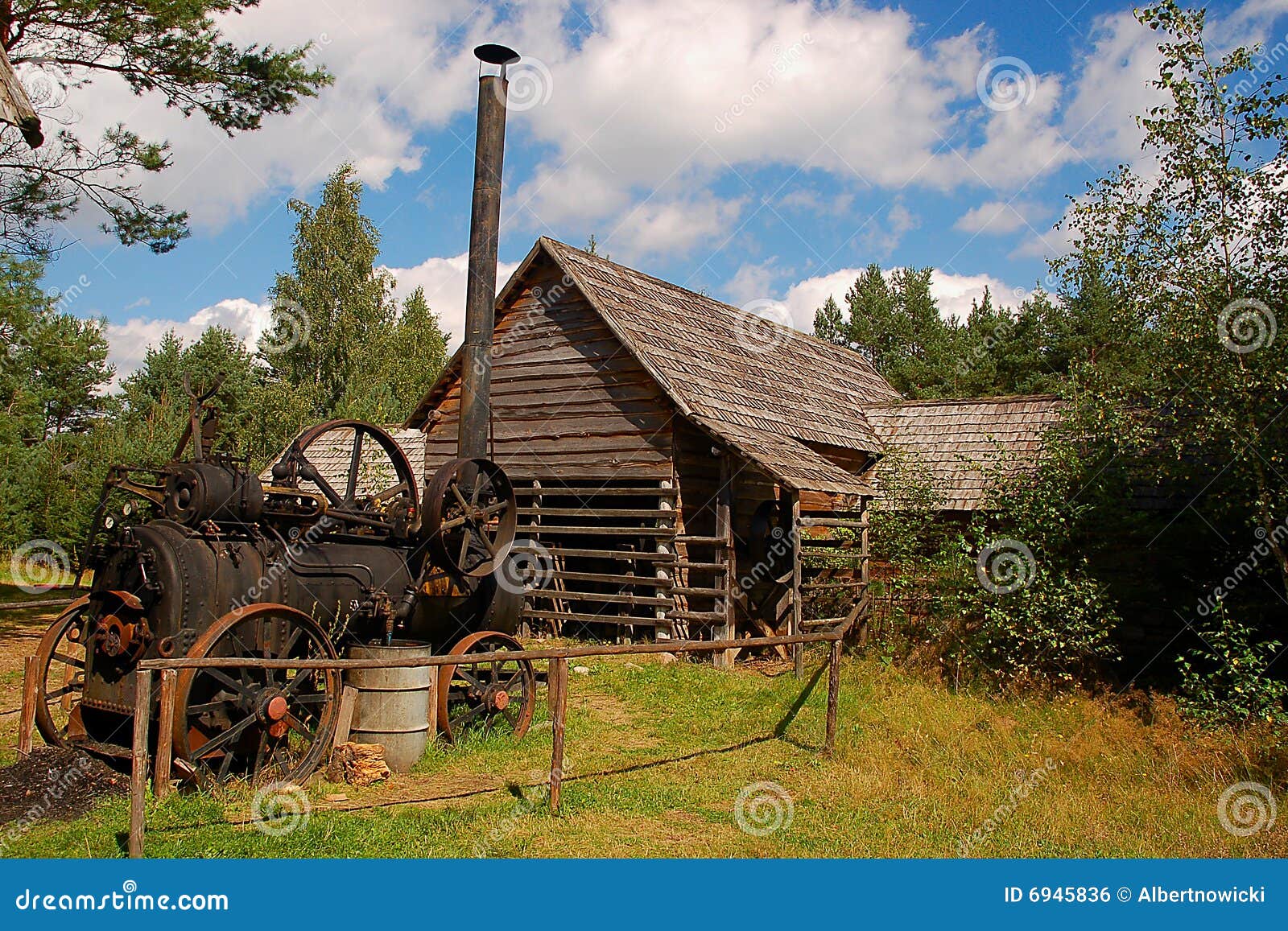 Alte Dampfmaschine, Die Im Hinterhof Bleibt Stockfoto - Bild von wolke