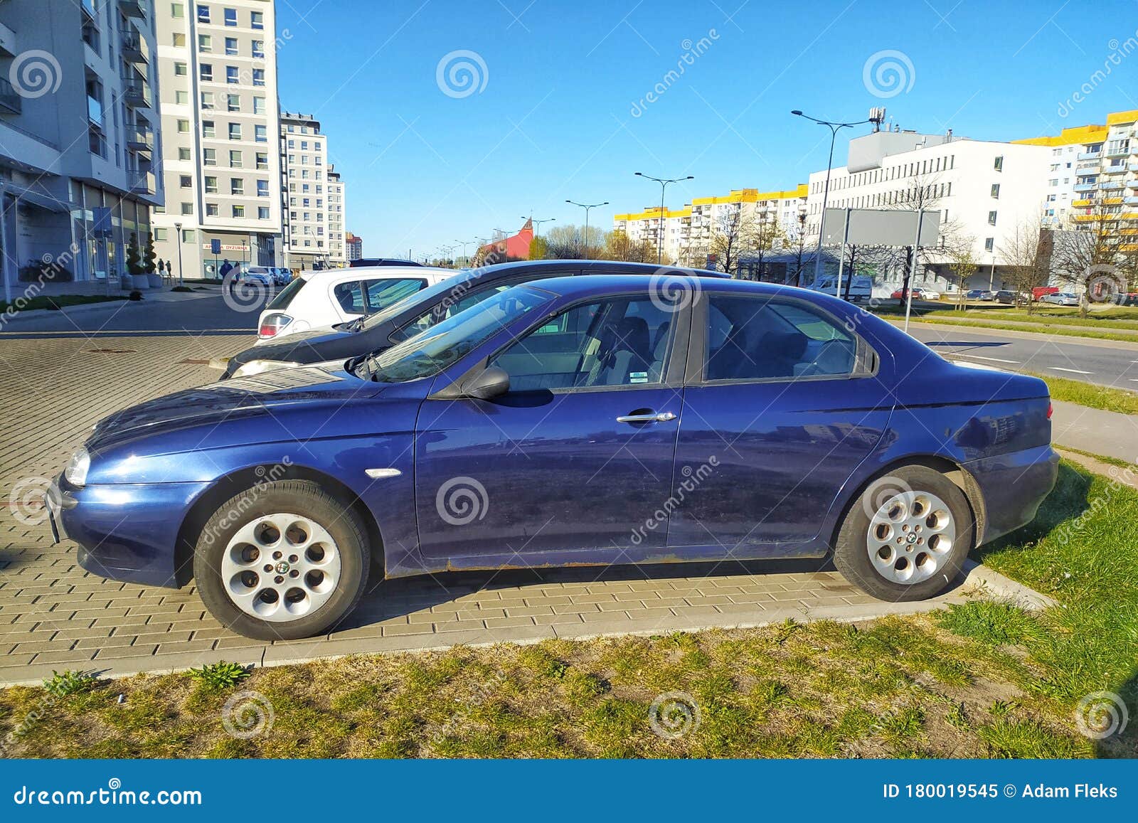 Alte Elegante Klassik Blau Alfa Romeo 156 Vier Türen Limousine Auto  Redaktionelles Bild - Bild von auto, link: 180019545