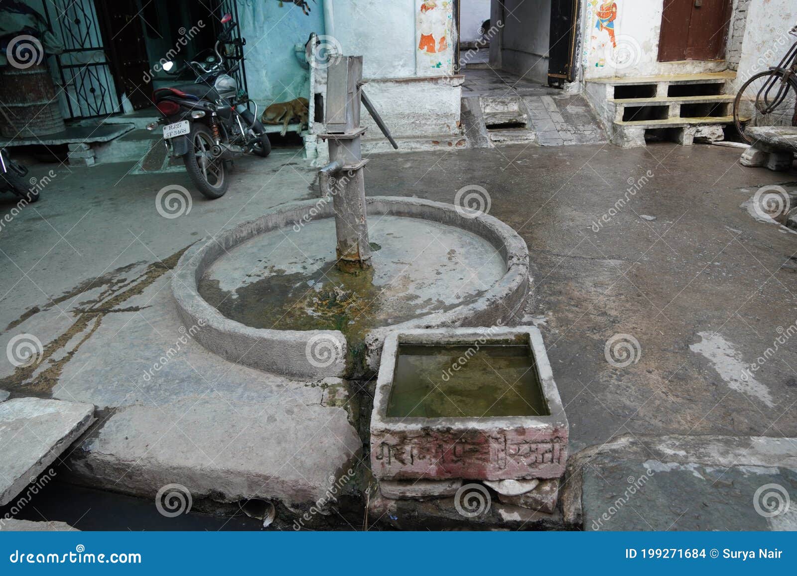 Alte Handbetriebene Wasserpumpe Und Wassertanks in Ländlichen Indien.  Handwasserpumpe in Der Alten Stadt. Alte Weinlesehandmanuell Redaktionelles  Stockbild - Bild von boden, indisch: 199271684