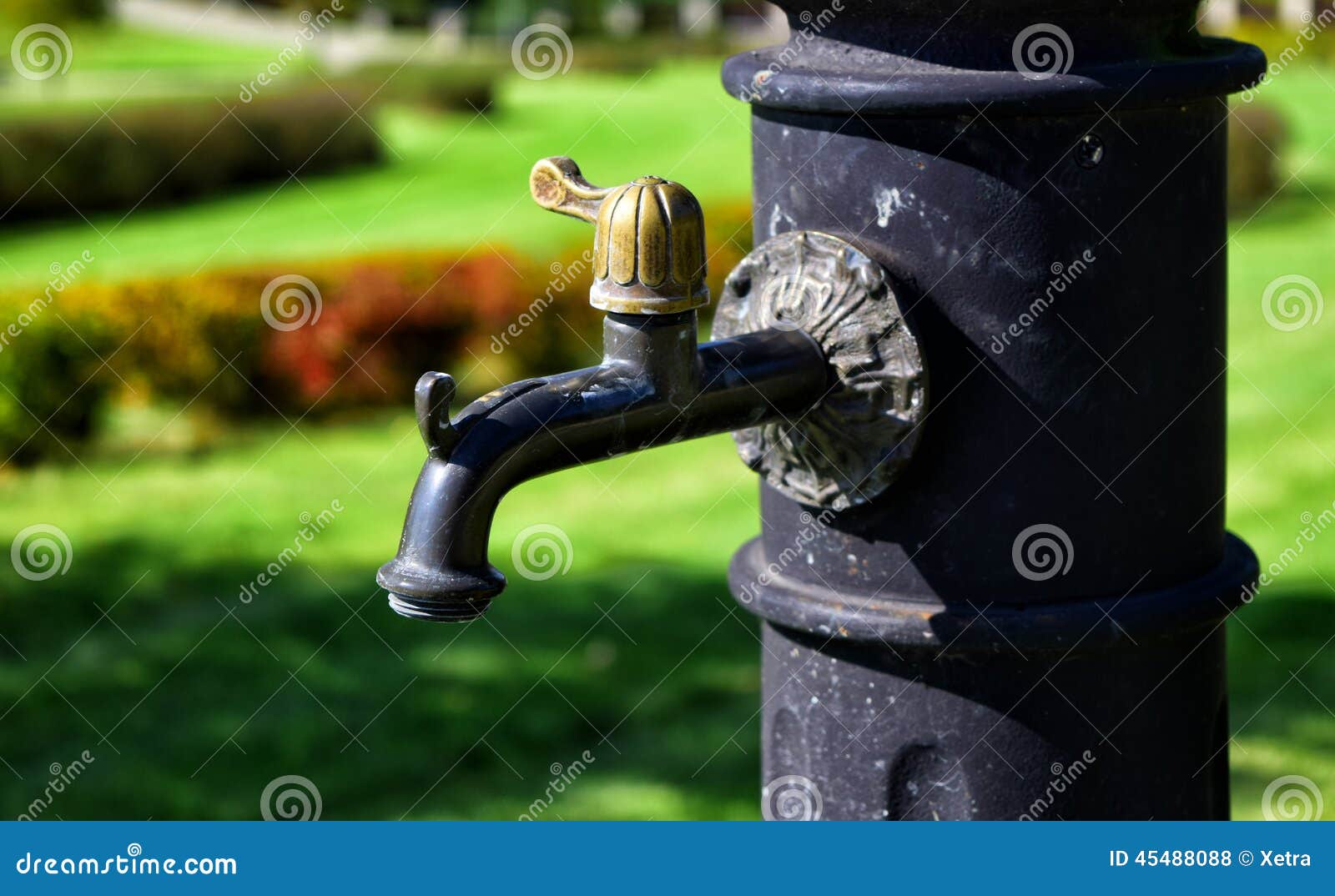 Alte Handwasserpumpe stockfoto. Bild von sonderkommando - 45488088