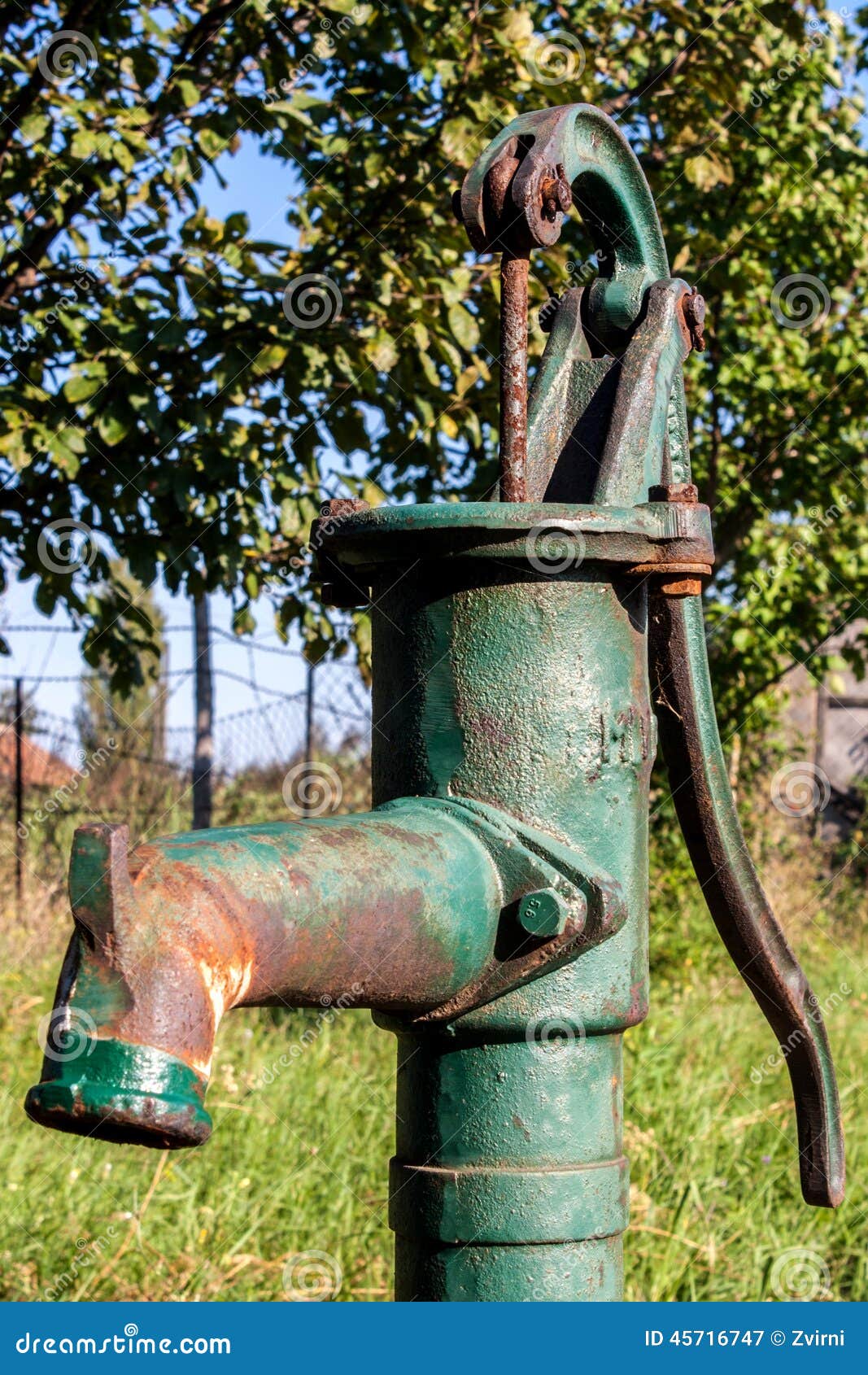 Alte Handwasserpumpe stockbild. Bild von antike, pumpe - 45716747