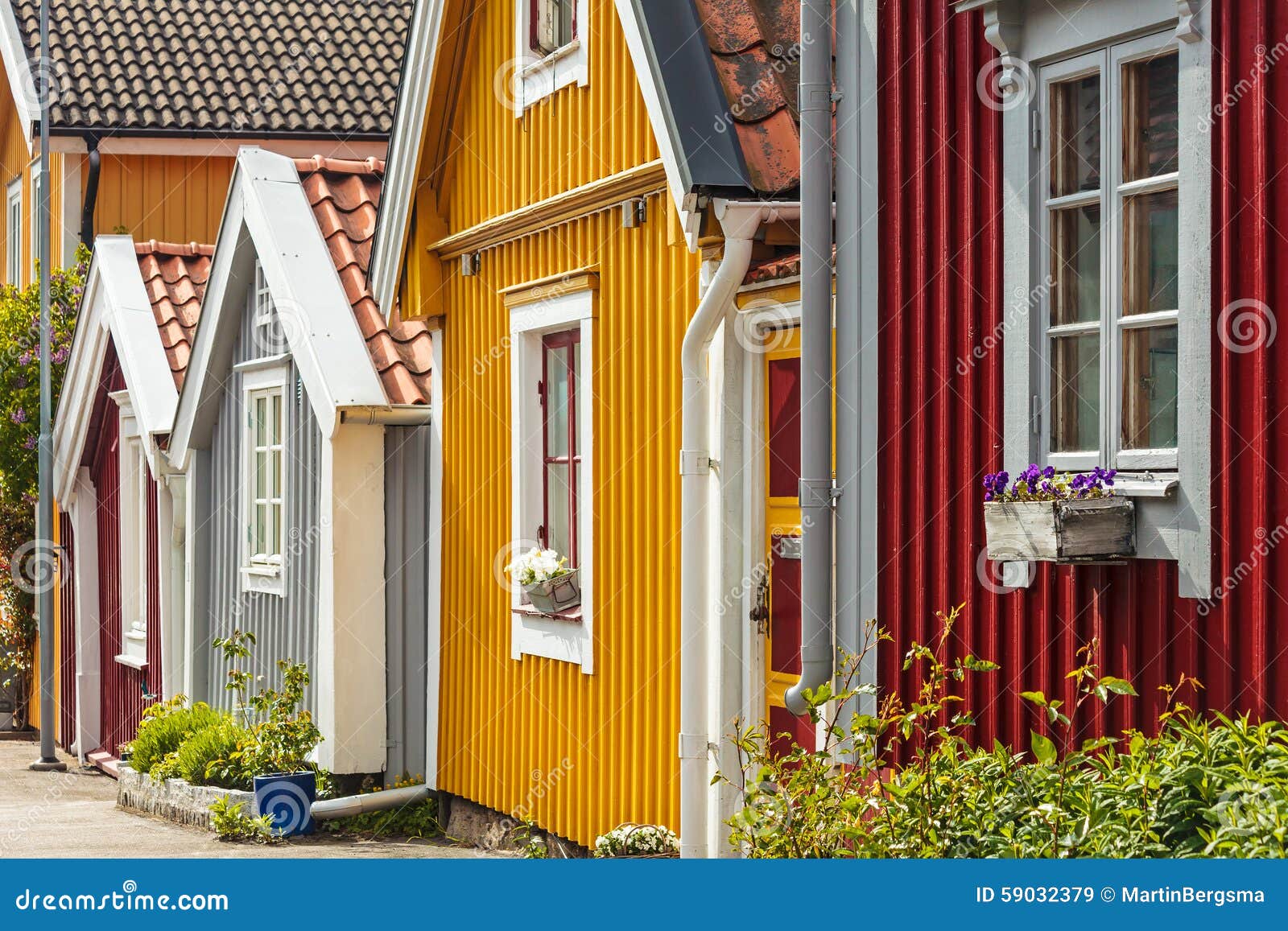 Alte Holzhäuser in Karlskrona, Schweden. Alte bunte Holzhäuser in der Stadt von Karlskrona, Schweden