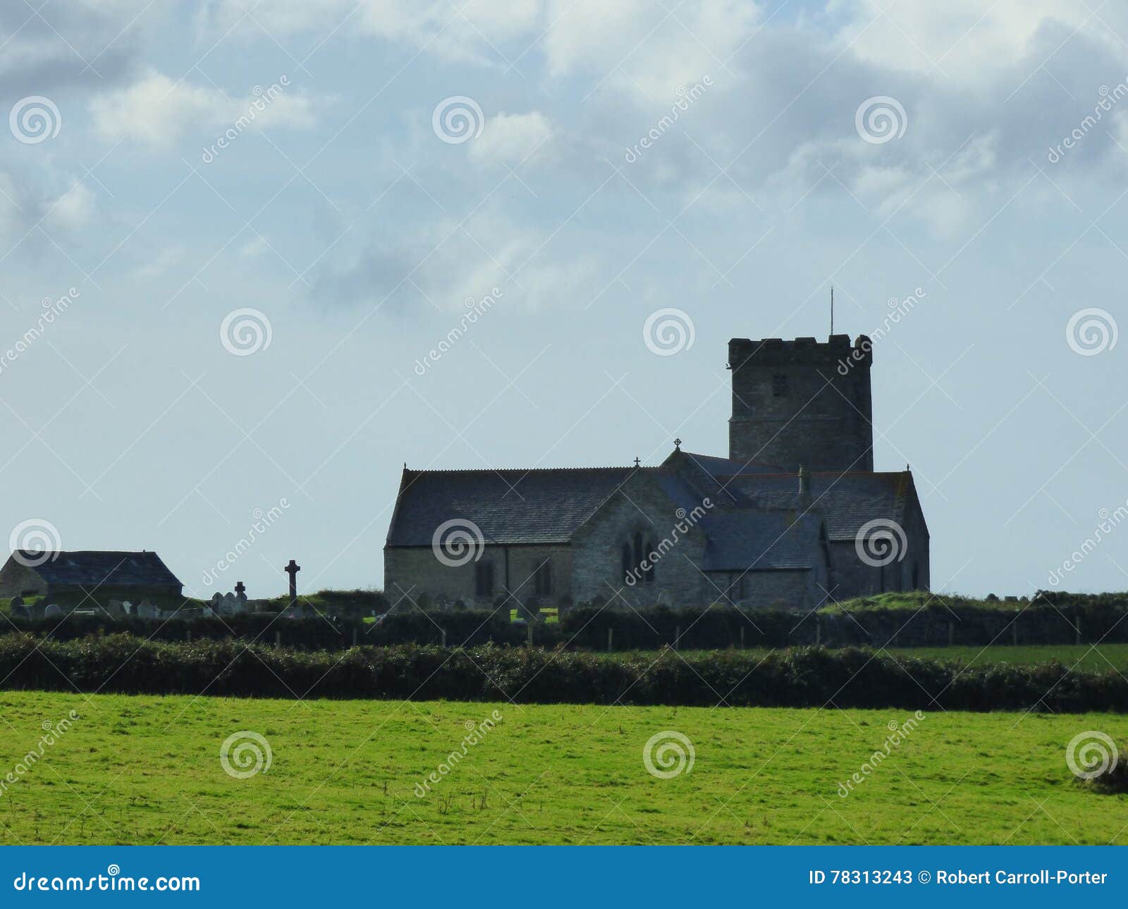 Alte Kirche. Stillstehen auf grünen Hügeln