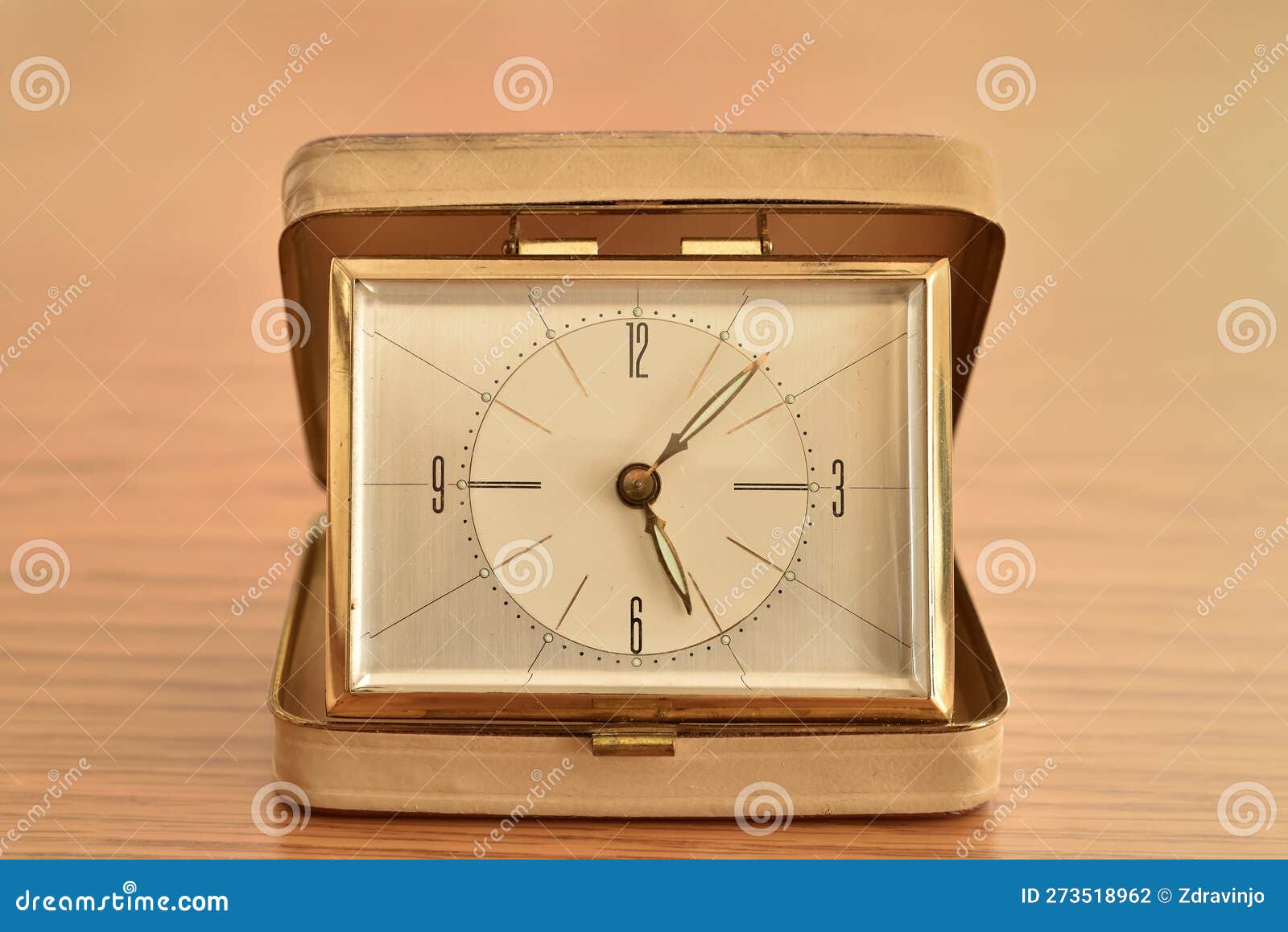 Alte Kleine Uhr Auf Dem Braunen Holztisch Stockfoto - Bild von