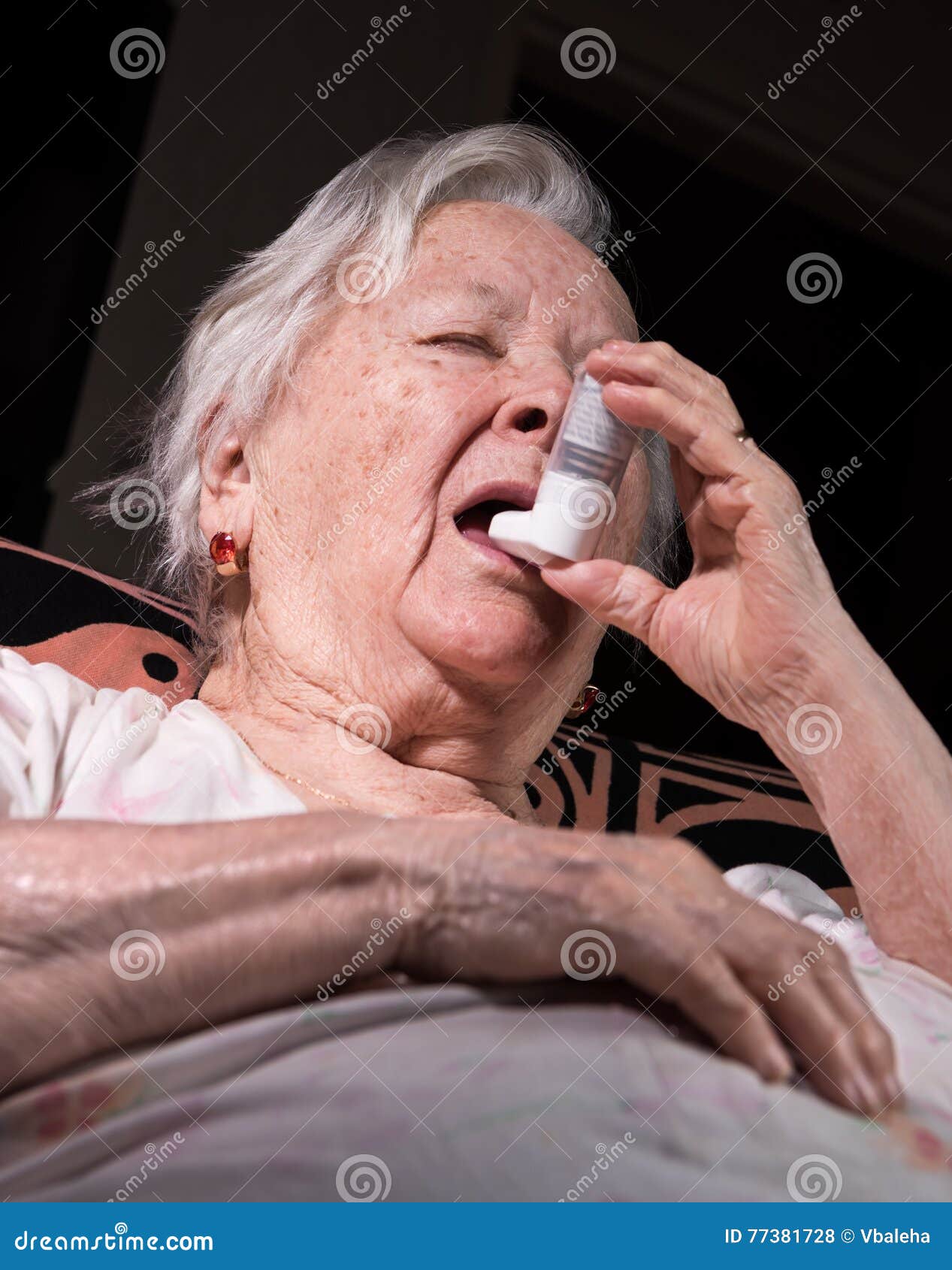 Чем болеют старые люди. Астма у пожилых. Бабушка с ингалятором. Бронхиальная астма у пожилых. Больная женщина.