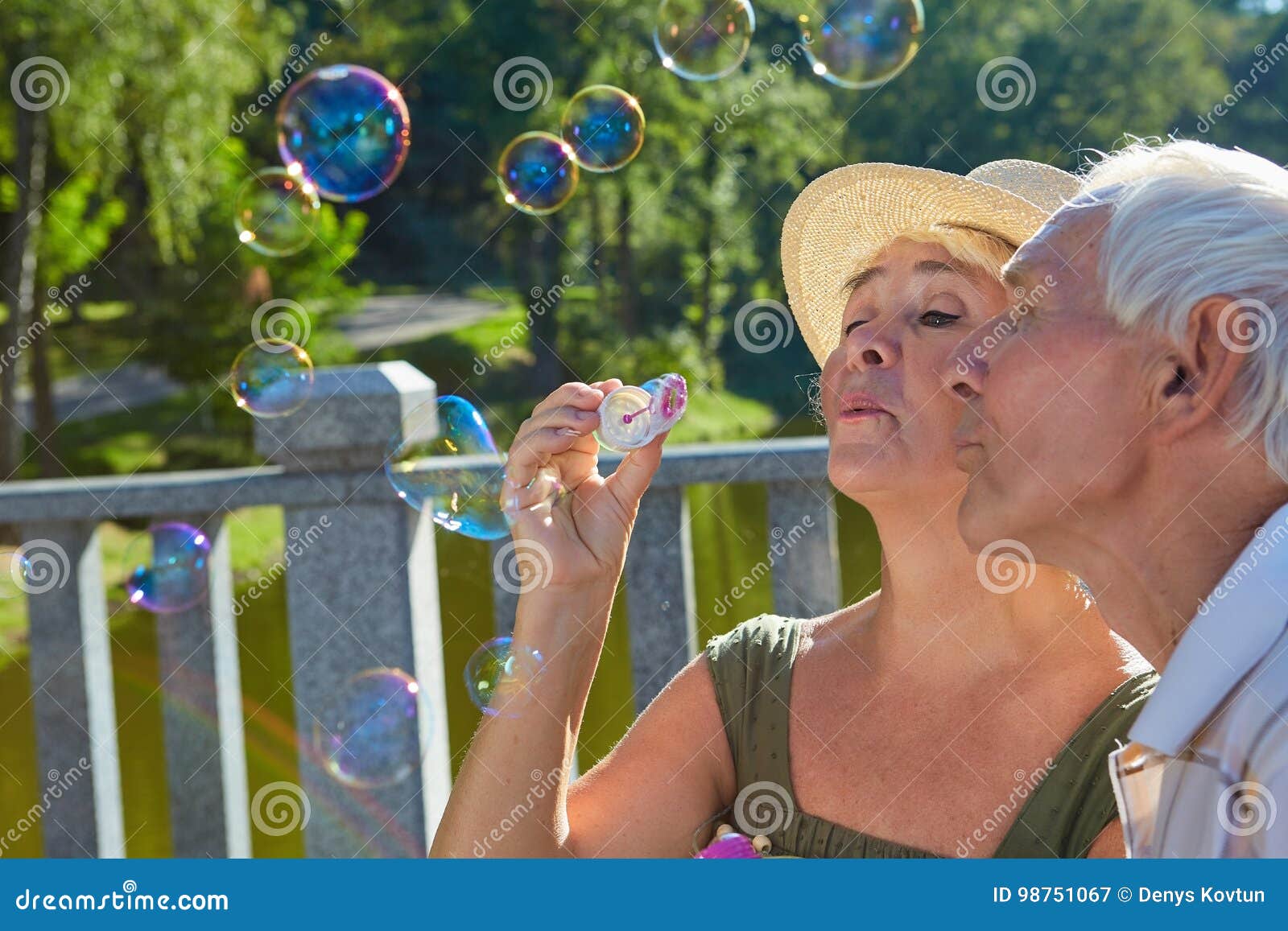 Alte Leute Mit Blasengeblase Stockbild Bild Von Blasengeblase Leute