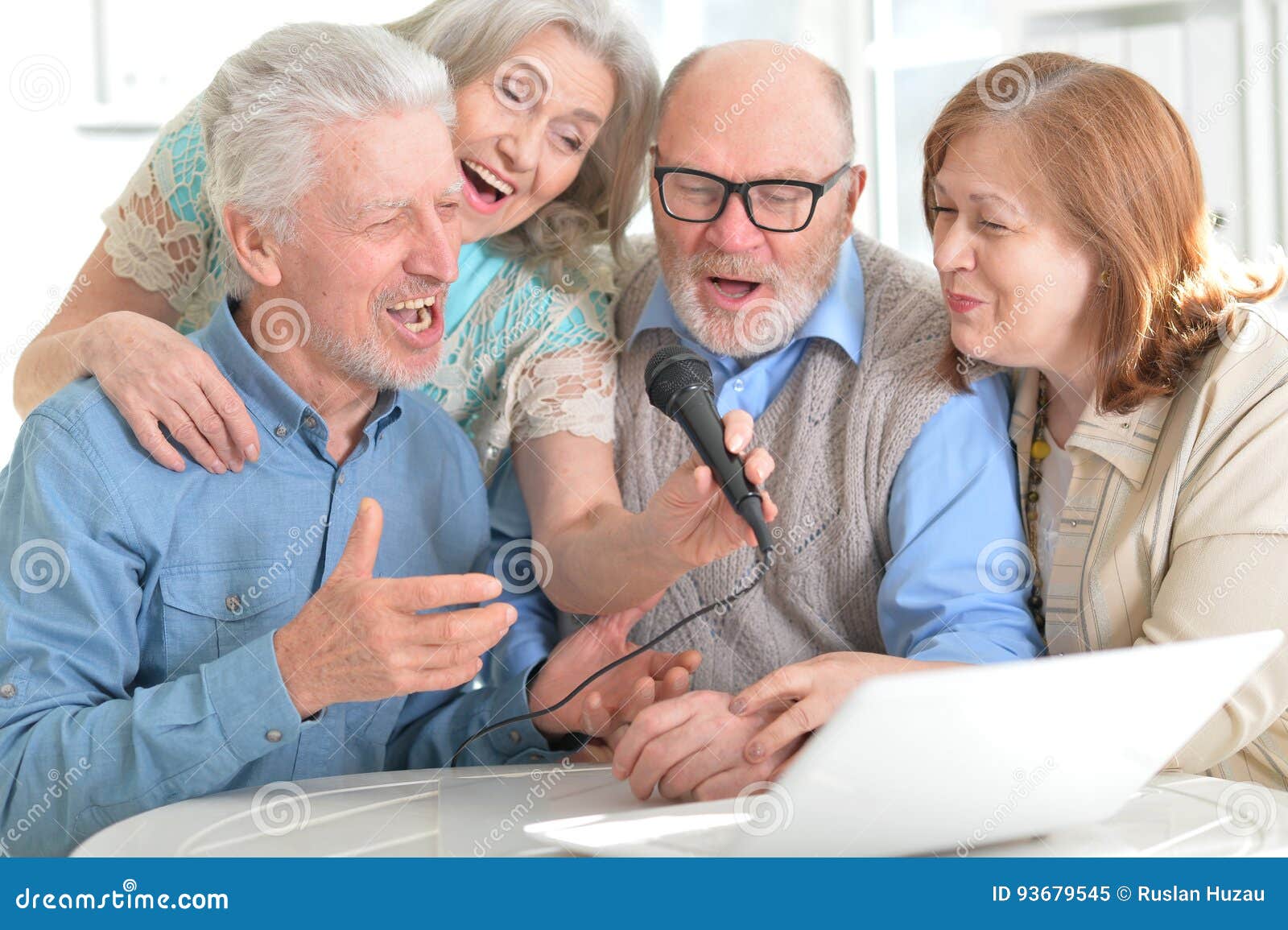 Alte Leute Singen Am Tisch Stockbild Bild Von Tisch