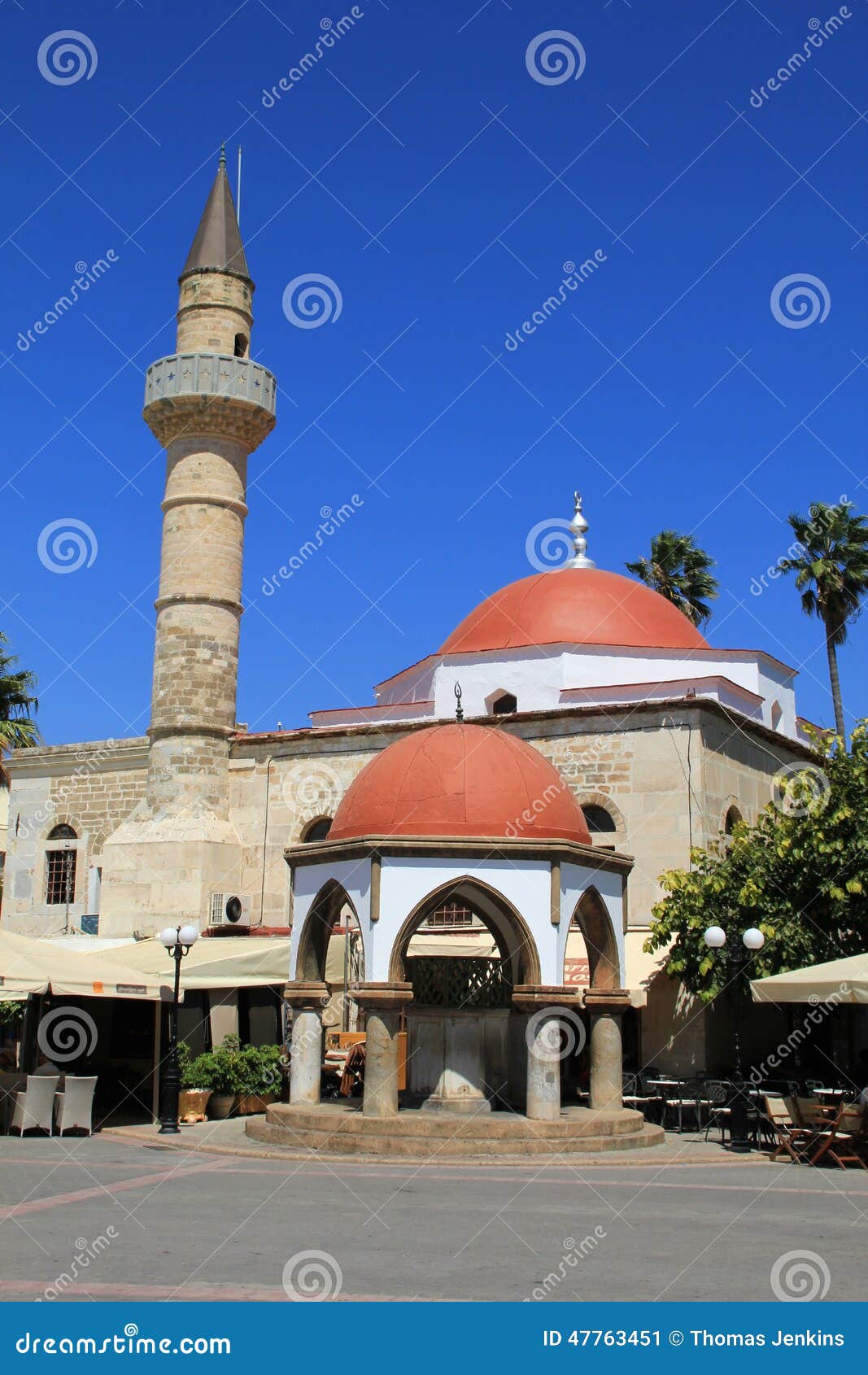 Alte Moschee auf griechischer Insel von Kos mit Minarett. Ansicht des verwickelt geschnitzten alten Steins schnitzte Moschee mit Hauben auf Kos-Insel in Griechenland