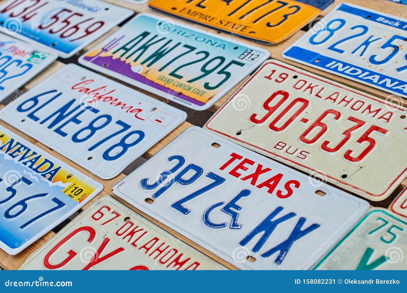 Alte Nicht Mehr Verwendete Autokennzeichen Oder Fahrzeugzulassungsnummern  Aus Verschiedenen US-Bundesstaaten Wie Texas, Oklahoma Redaktionelles Foto  - Bild von auto, hängen: 158082366