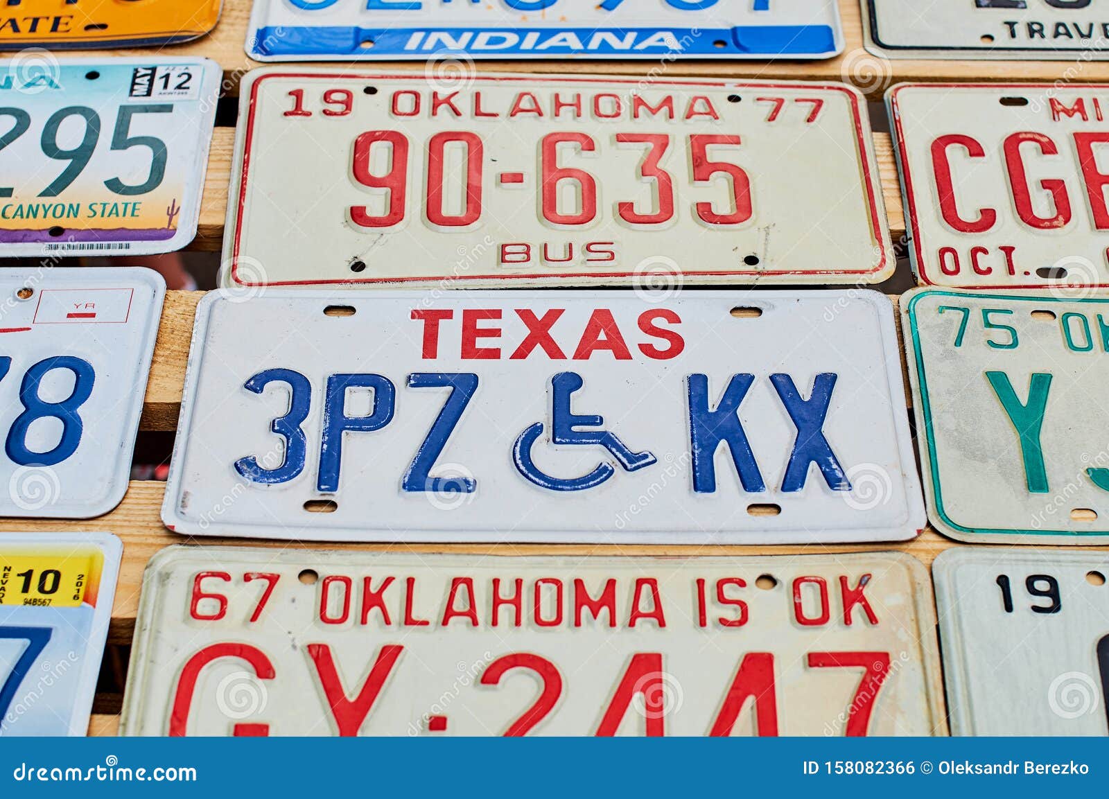 Alte Nicht Mehr Verwendete Autokennzeichen Oder Fahrzeugzulassungsnummern  Aus Verschiedenen US-Bundesstaaten Wie Texas, Oklahoma Redaktionelles Foto  - Bild von auto, hängen: 158082366