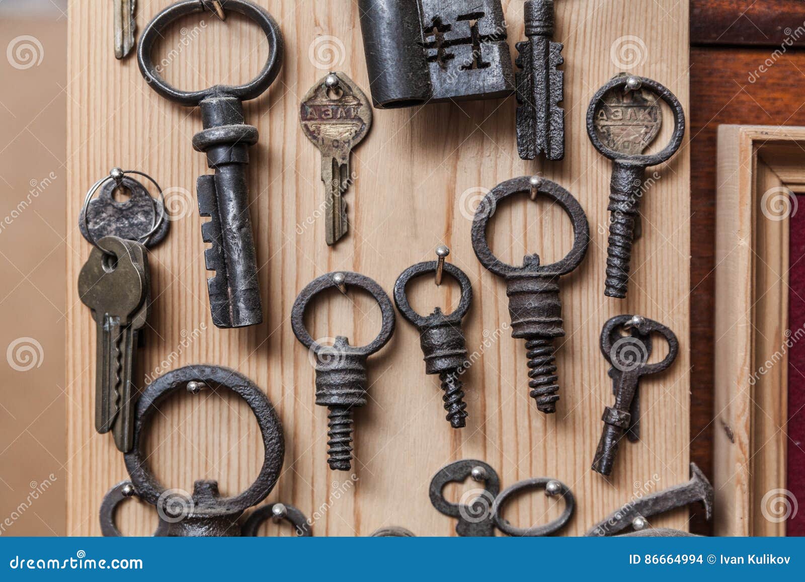 Alte Schlüssel Auf Hölzerner Wand Stockfoto - Bild von hölzern