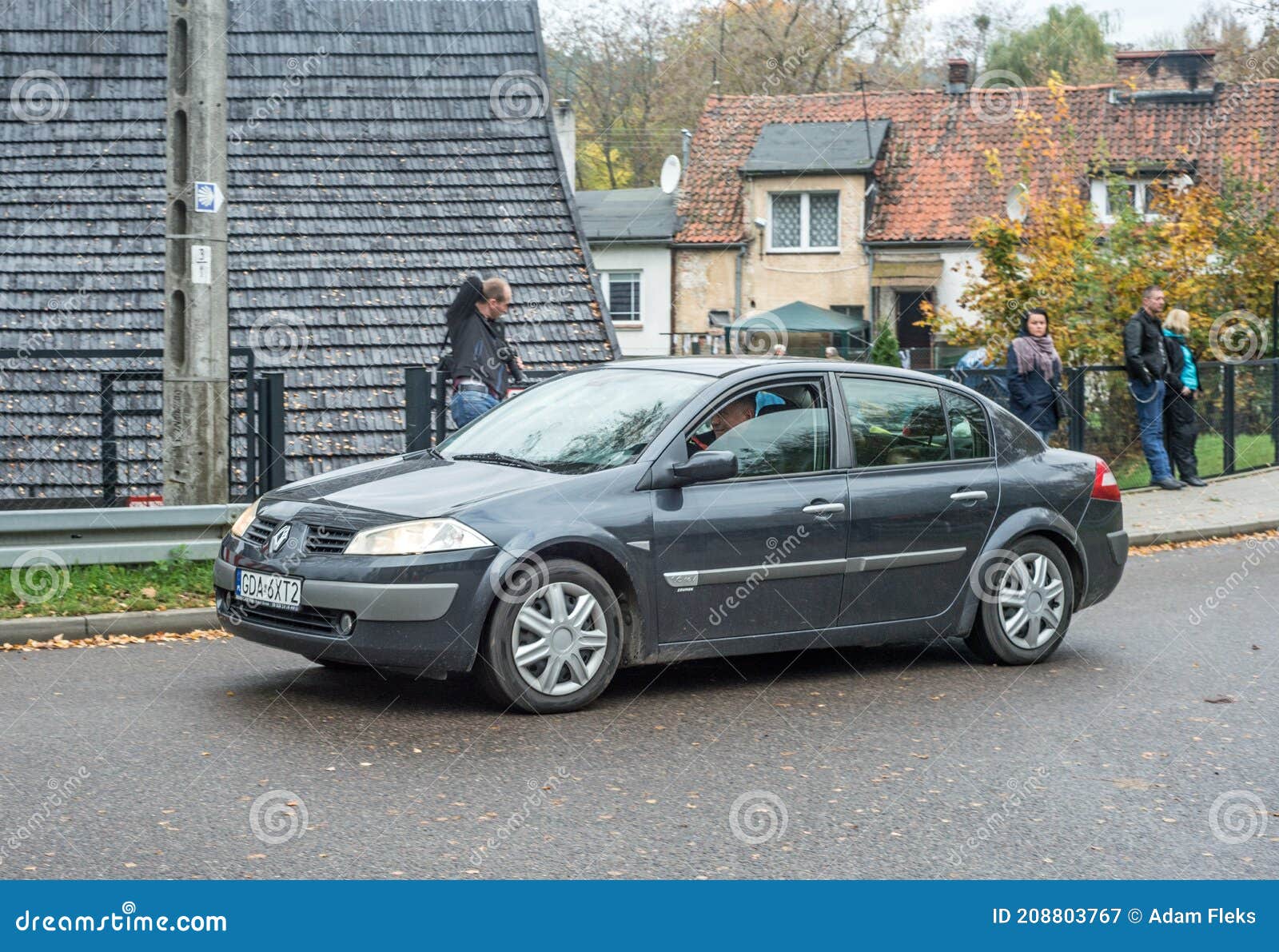 Alte Schwarzes Renault-megane II Limousine-Versionsfahren