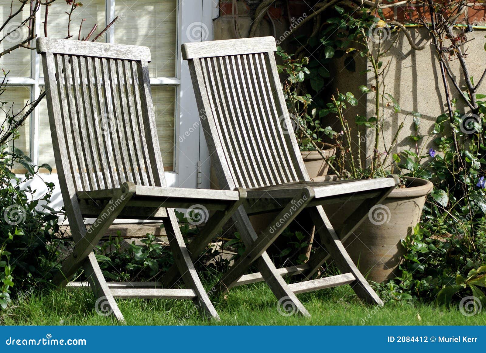 Alte Handwasserpumpe draußen im Garten - Stockfotografie