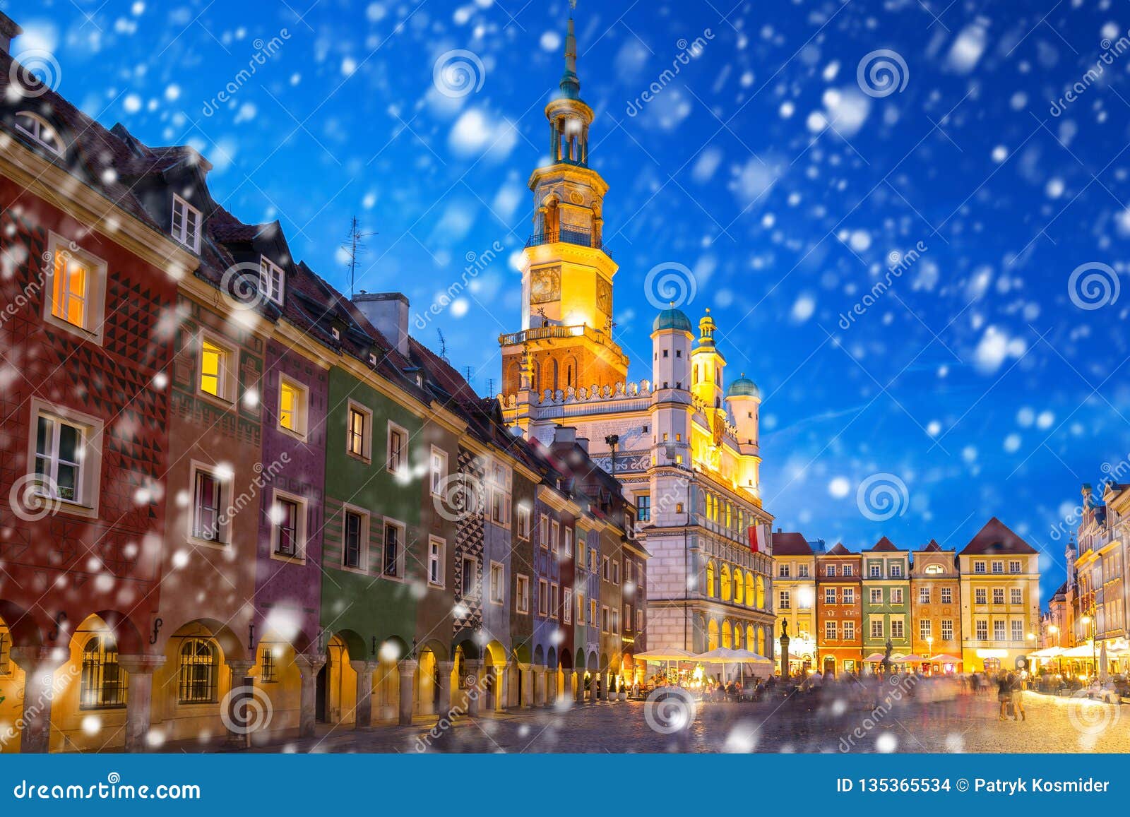 Alte Stadt Von Posen Auf Einer Kalten Winternacht Mit Fallendem Schnee Stockfoto Bild Von Fallendem Schnee