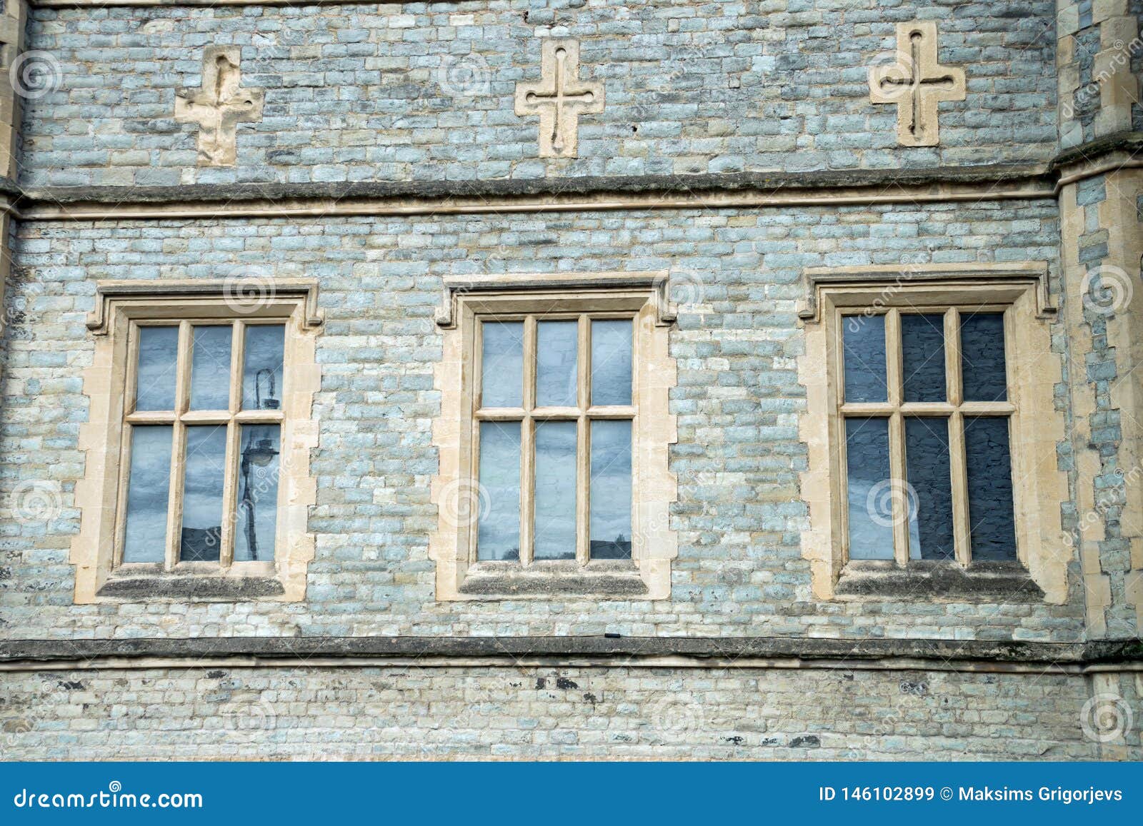 Alte Traditionelle Englische Architektur, Drei Fenster Und